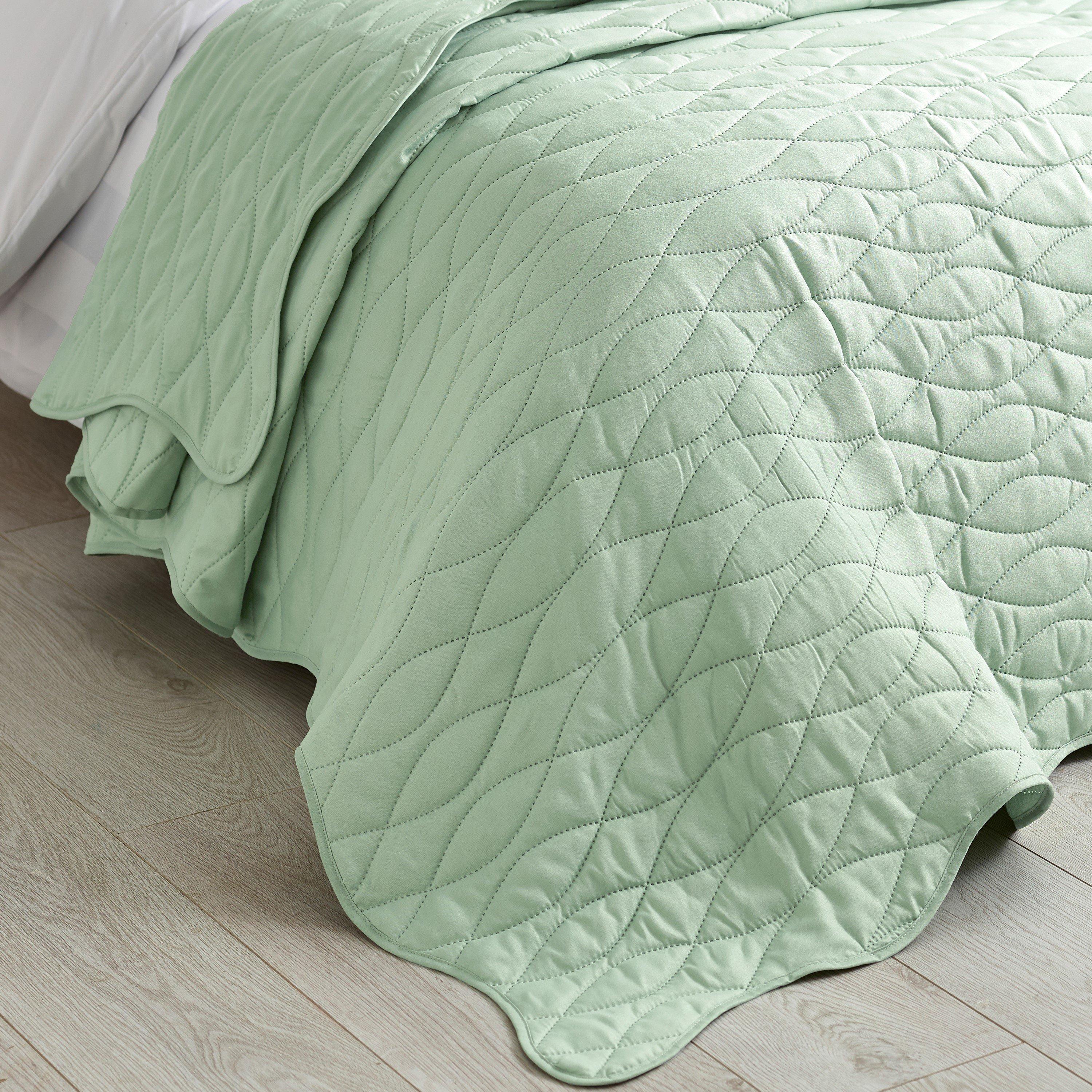 Scallop Waves Quilted Bedspread