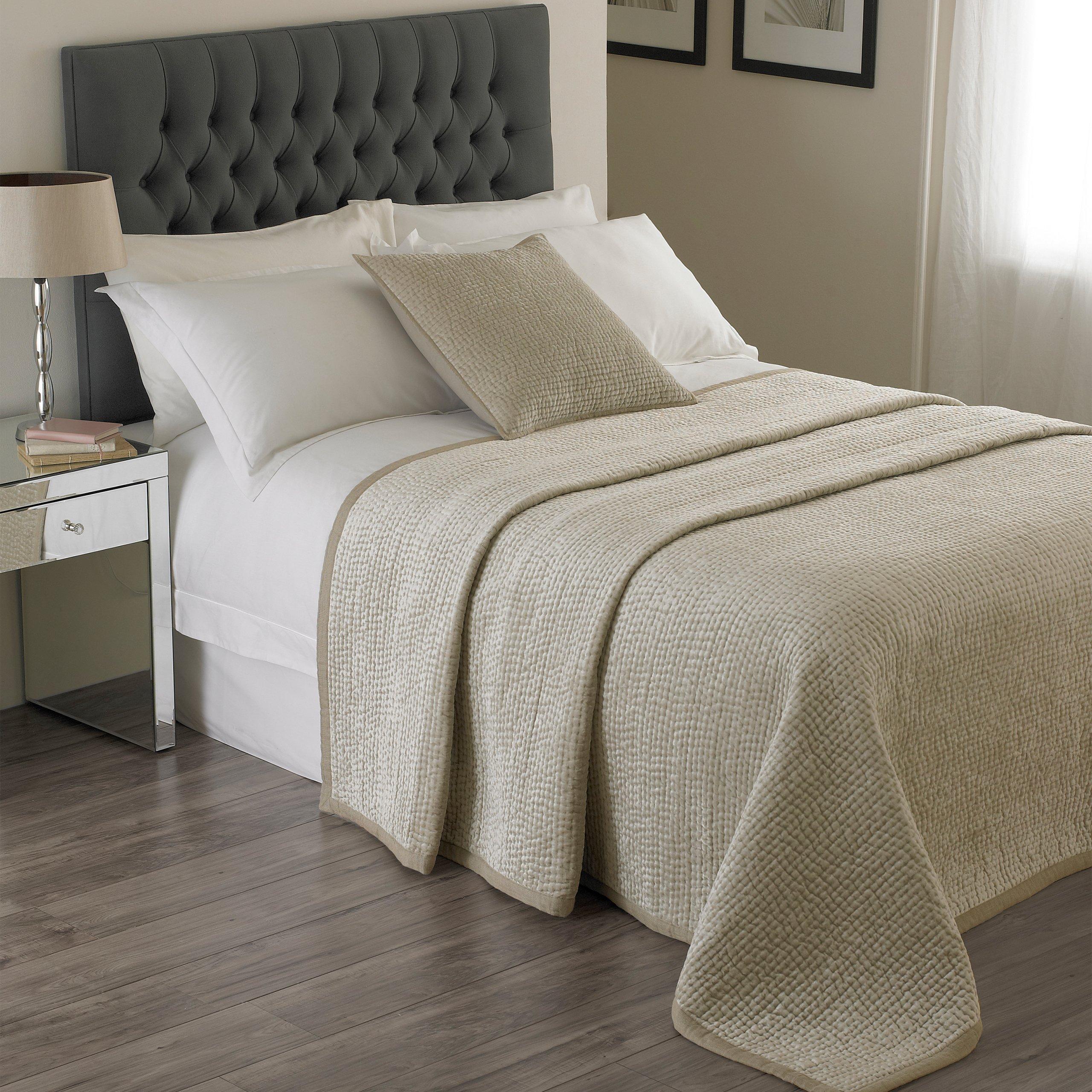 Paoletti  Brooklands Bedspread - Champagne - 240x250cm