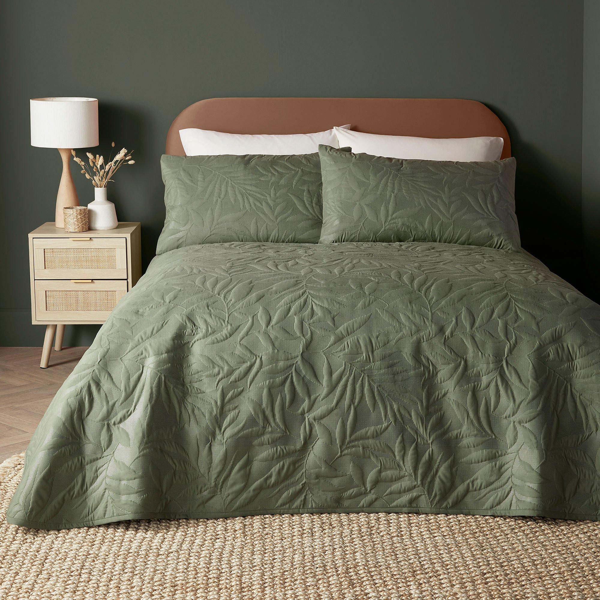 Dark Green - Serene Home - Luana Embossed Floral Bedspread in Green - 1