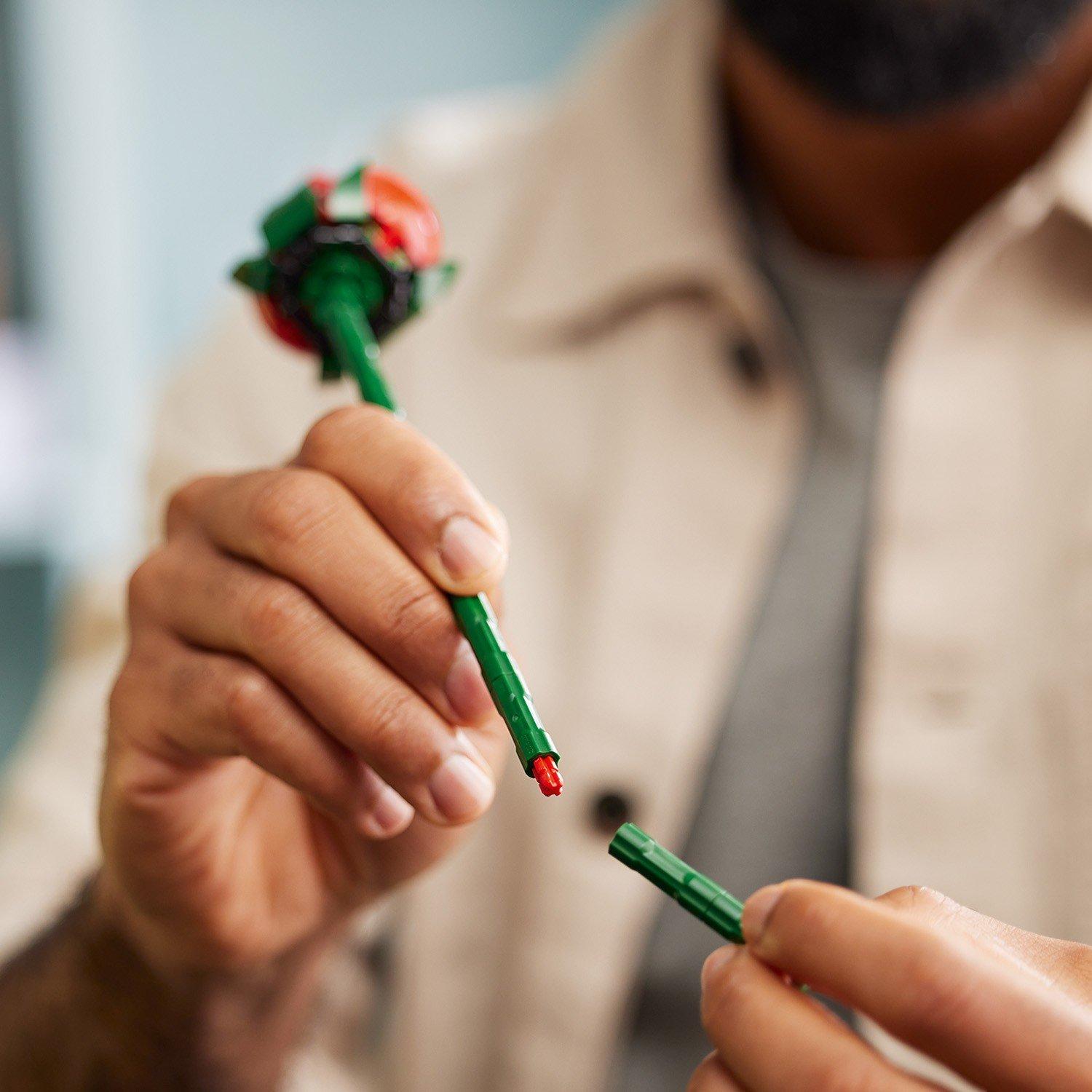 Red and White - LEGO - Botanical Collection 10328 Bouquet Of Roses - 12