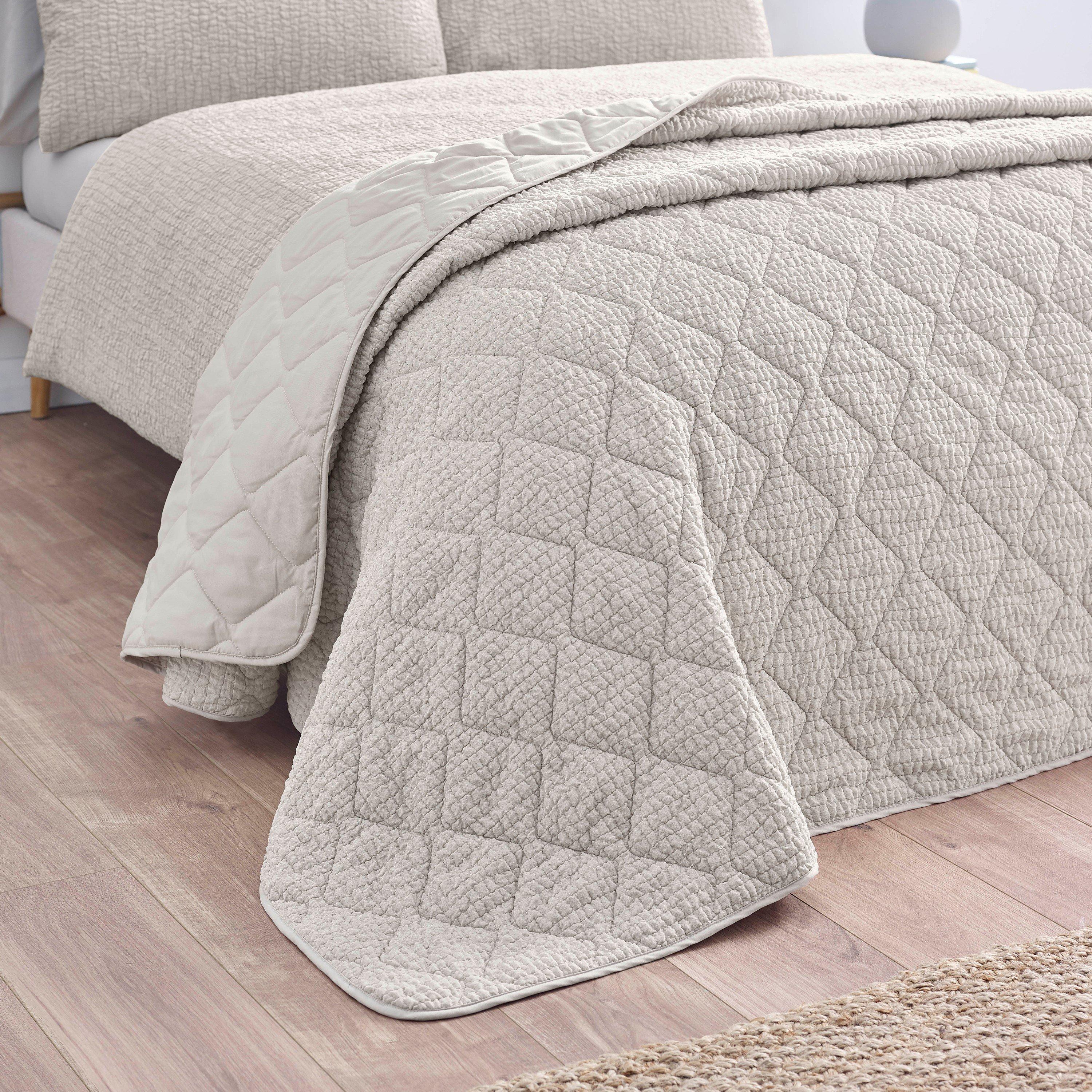 Crinkle Seersucker Texture Bedspread