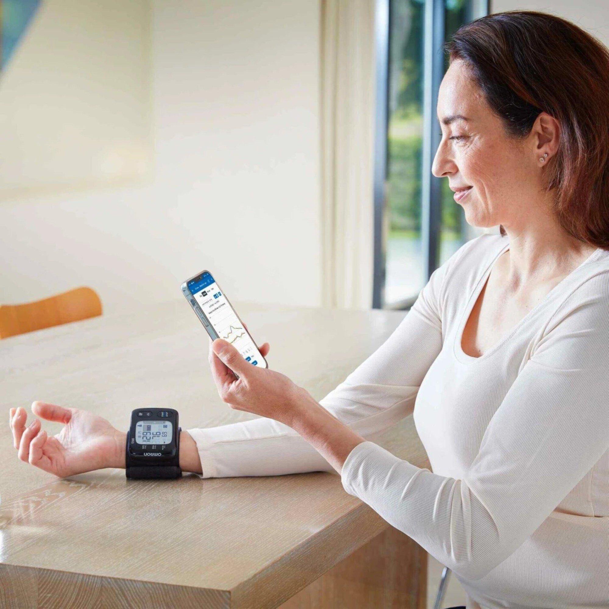 Black - Omron - Omron RS7 Wrist BPM (HEM-6232T-E) - 5