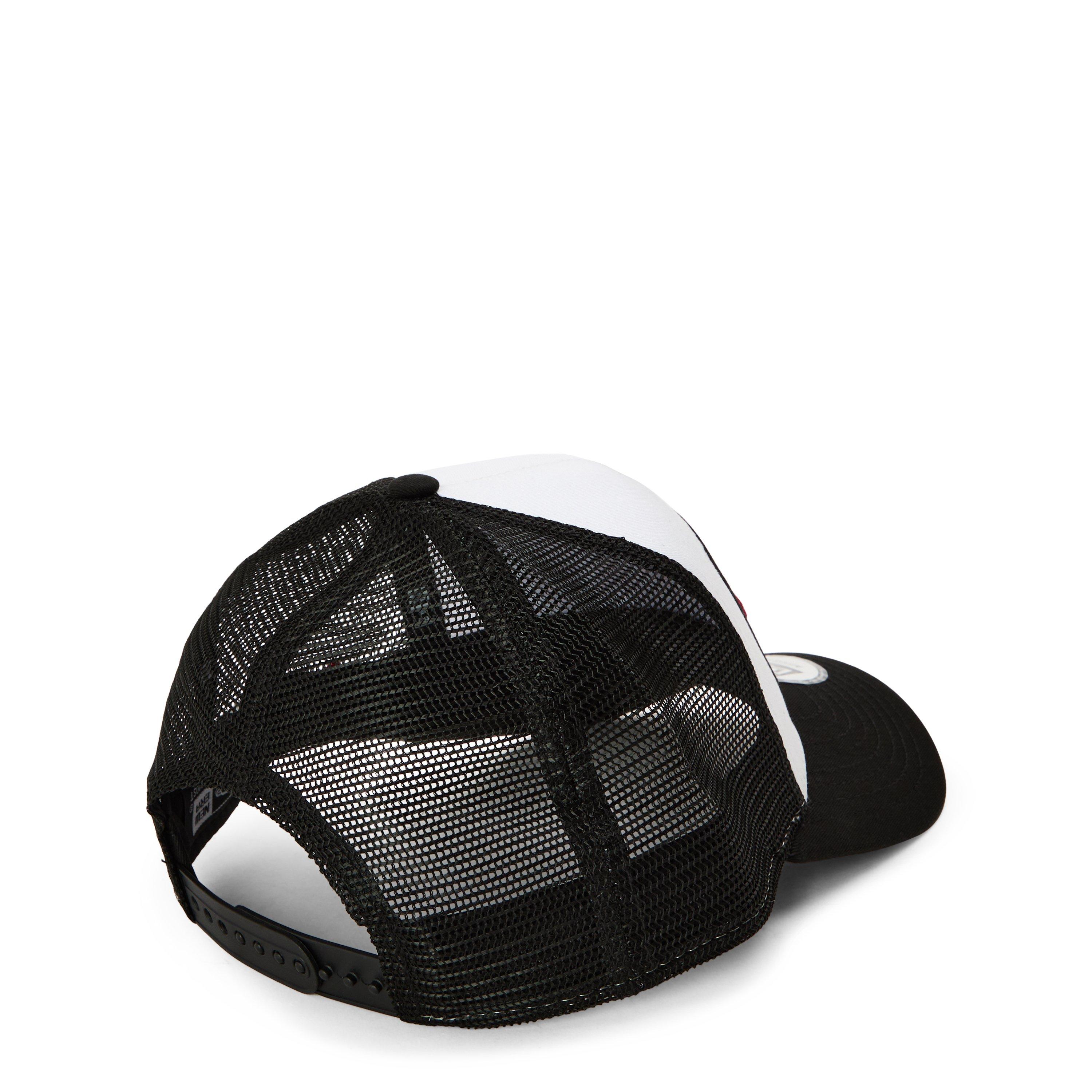 Zwart / Wit - New Era - Location Patch Trucker Cap - 2