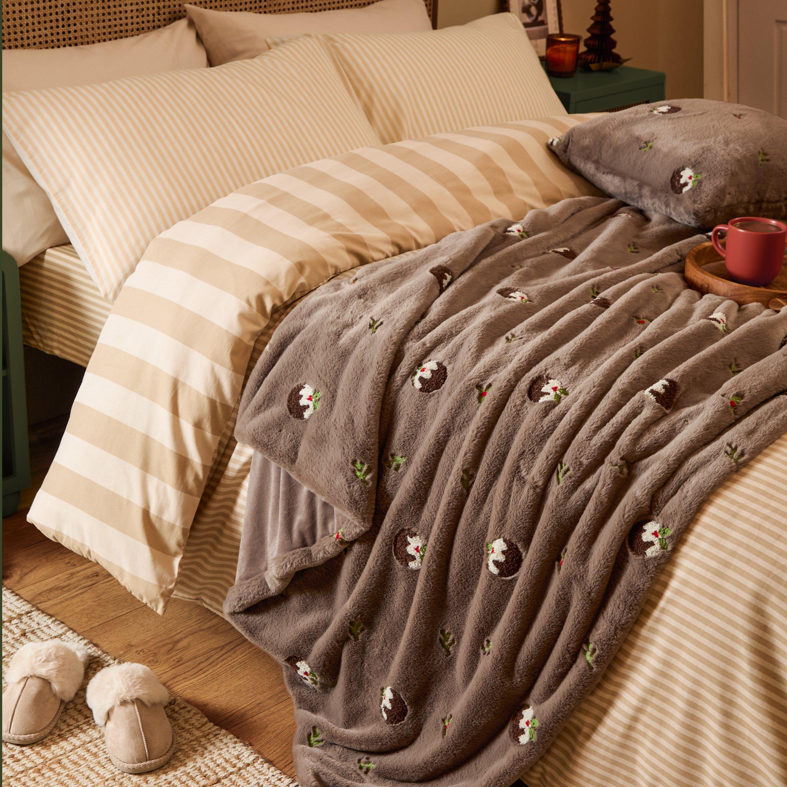 Mocha - Furn - Festive Puddings Faux Fur Throw - 1