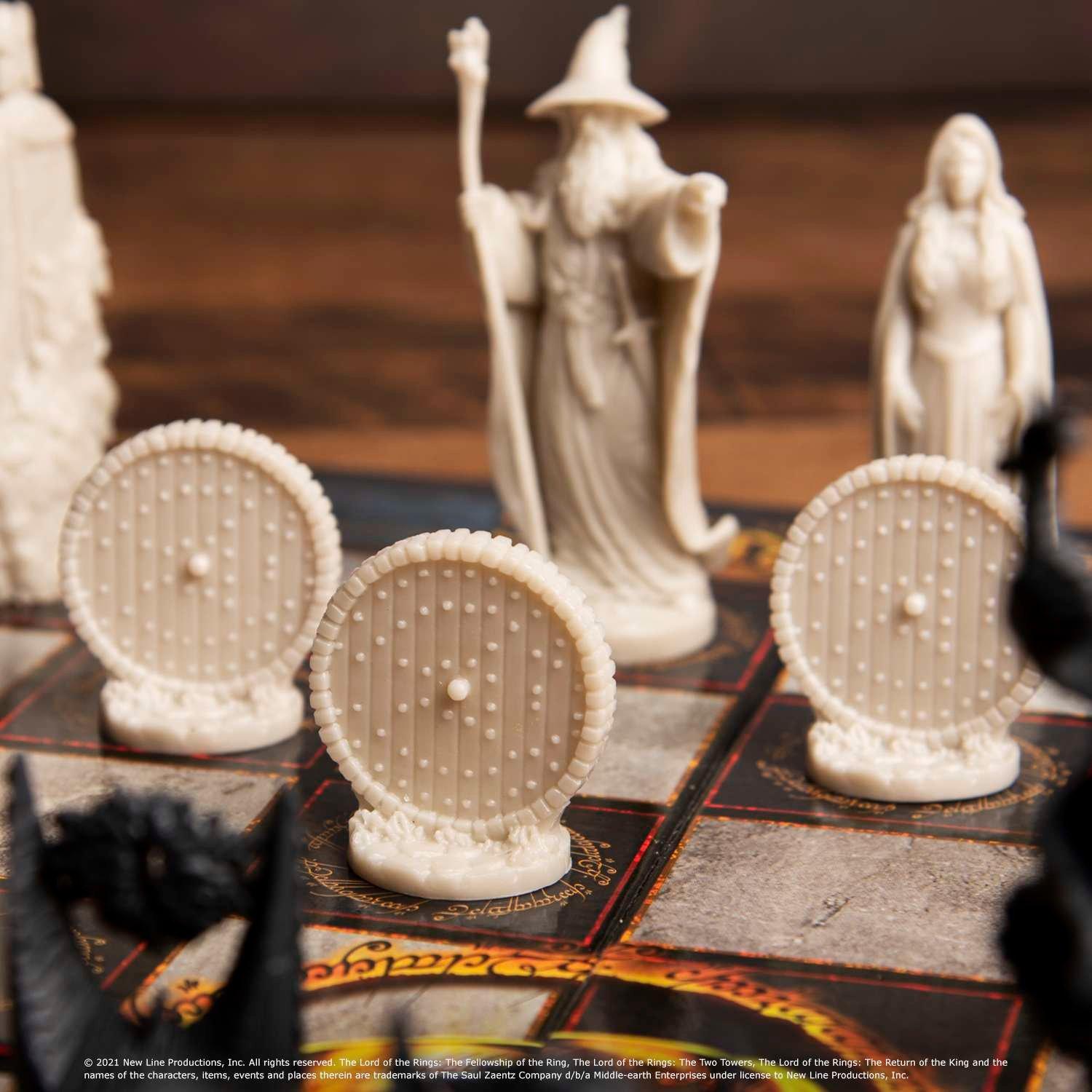 Multi - The Noble Collection - Lord of the Rings Chess Set - 5