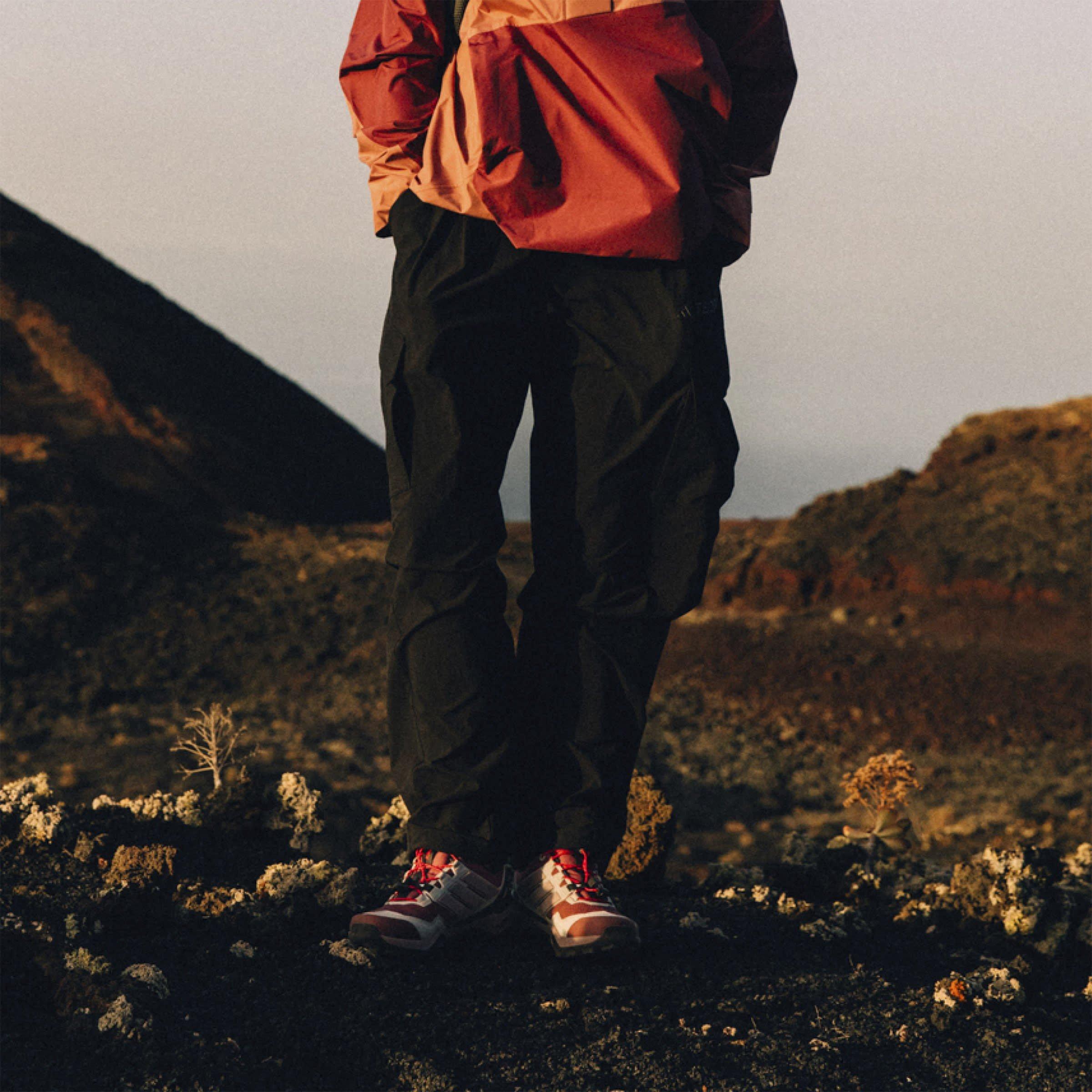 Leises Karmesinrot - adidas - Terrex Xploric Cargo Joggers Printed Womens - 9