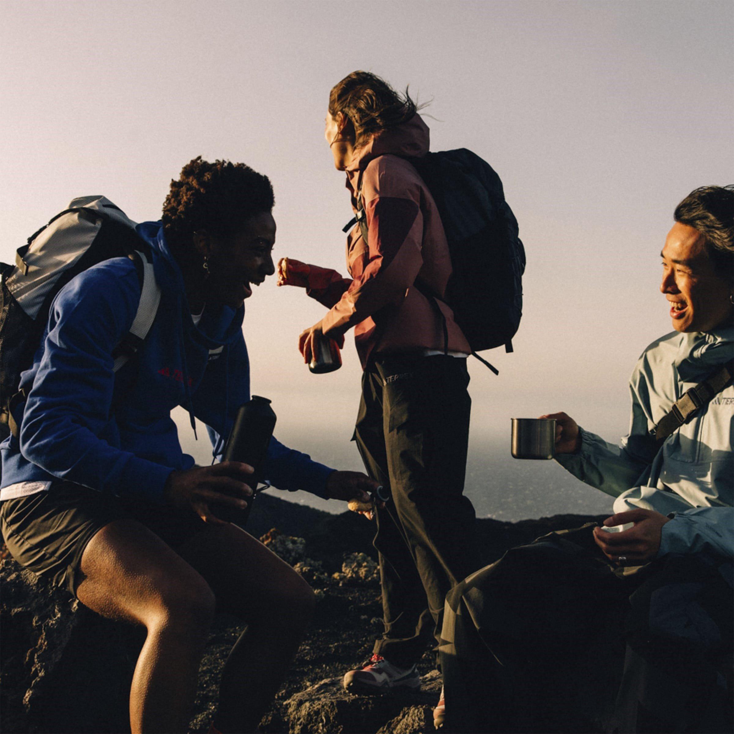 Leises Karmesinrot - adidas - Terrex Xploric Cargo Joggers Printed Womens - 10