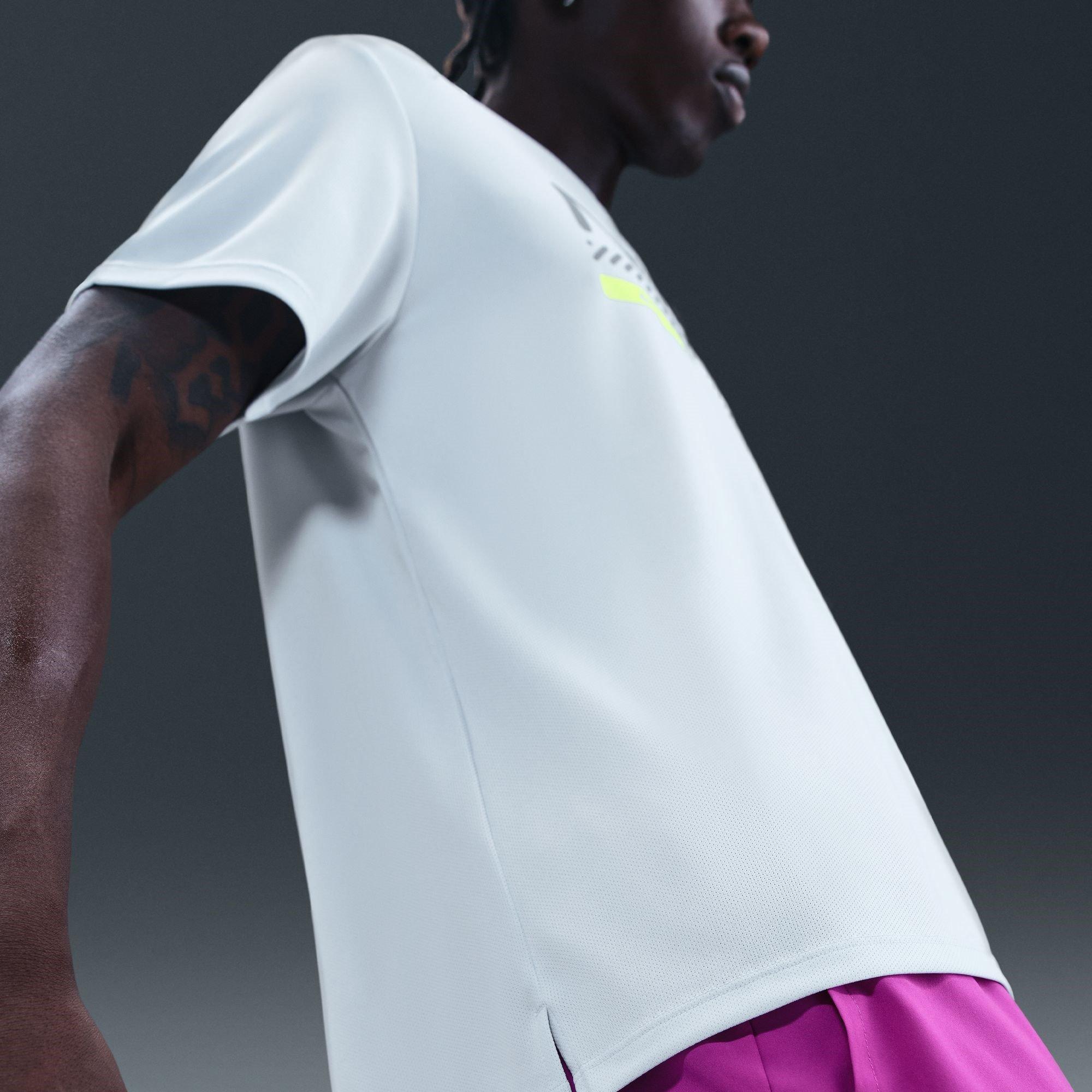 Platinum - Nike - Wint Miler Tee Sn54 - 10