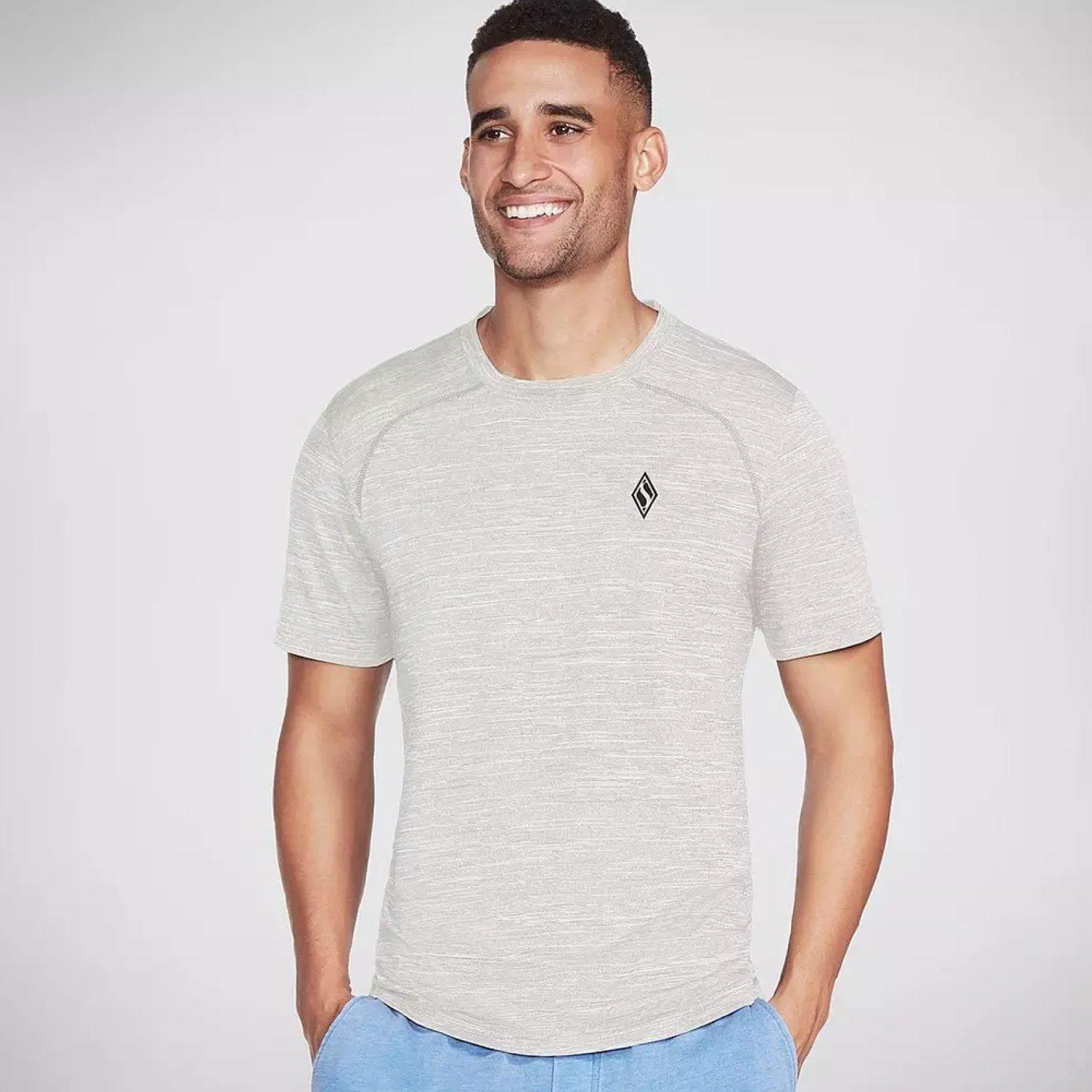 Hombre posando con zapatillas Skechers puestas