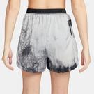 Impression noire - Nike - Elevate your workout routine wearing the ® Amber Airweight High-Waist Shorts - 2