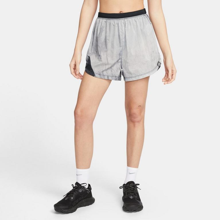 Impression noire - Nike - Elevate your workout routine wearing the ® Amber Airweight High-Waist Shorts - 9