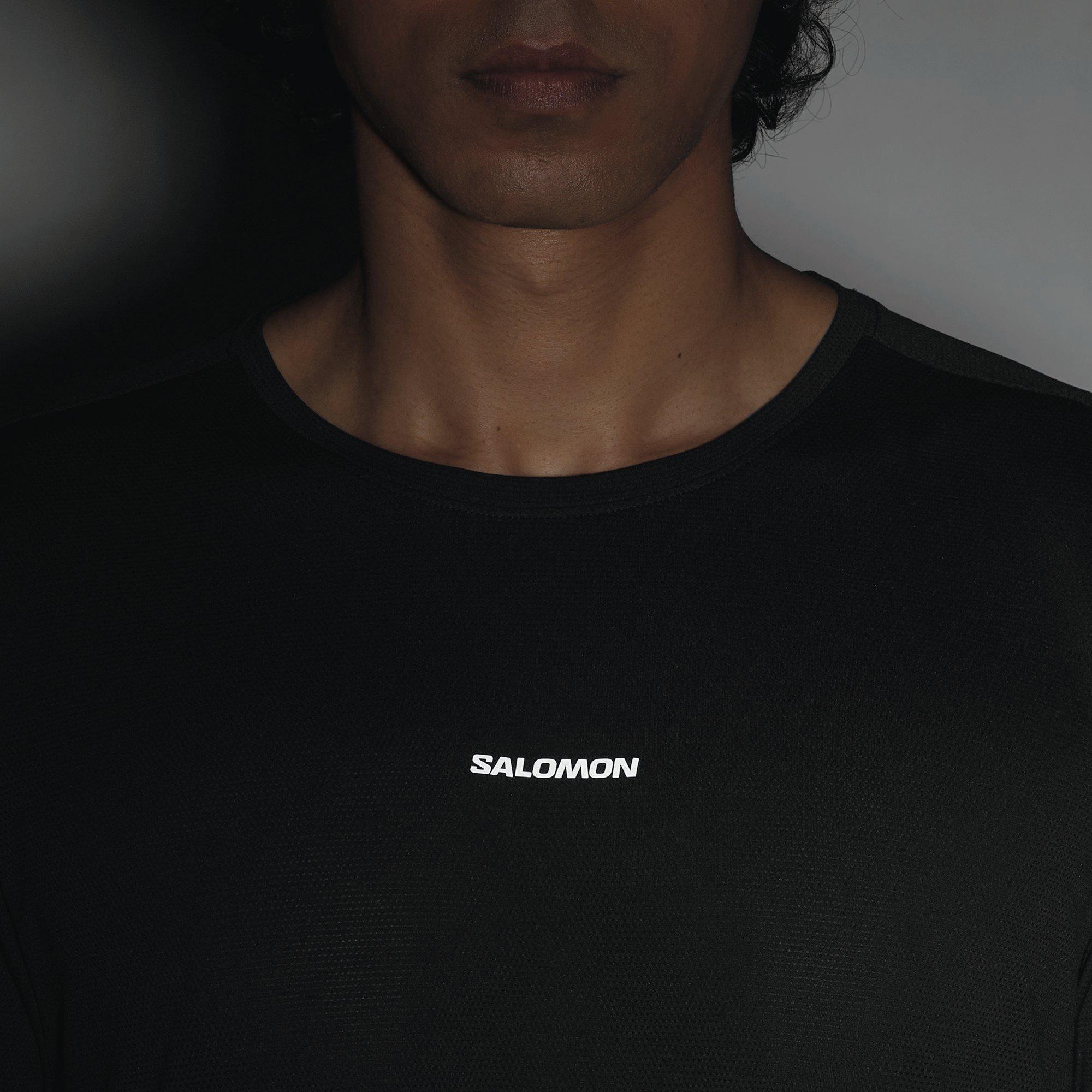 Crna - Salomon - SHAKEout Core Graphice LS Running Tee Mens - 5