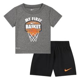 Nike T-Shirt und Shorts in schmaler Passform