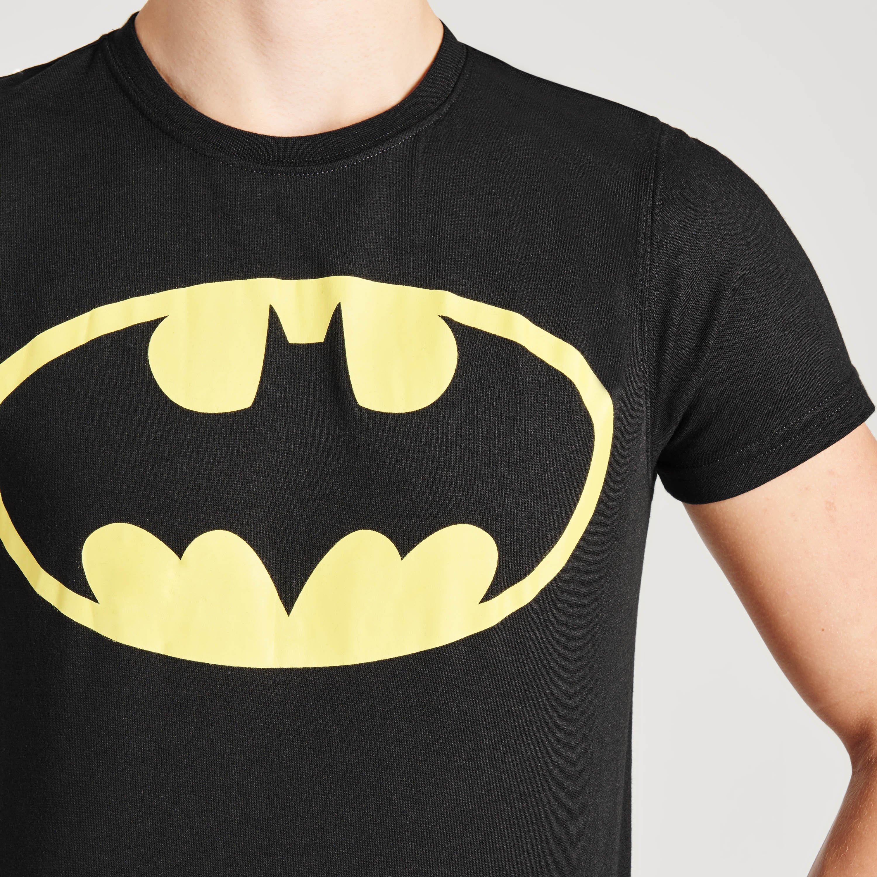Batman t. Бэтмен т ширт. Значок Бэтмена. Черная футболка с эмблемой Бэтмена. Знак Бэтмена на одежде.
