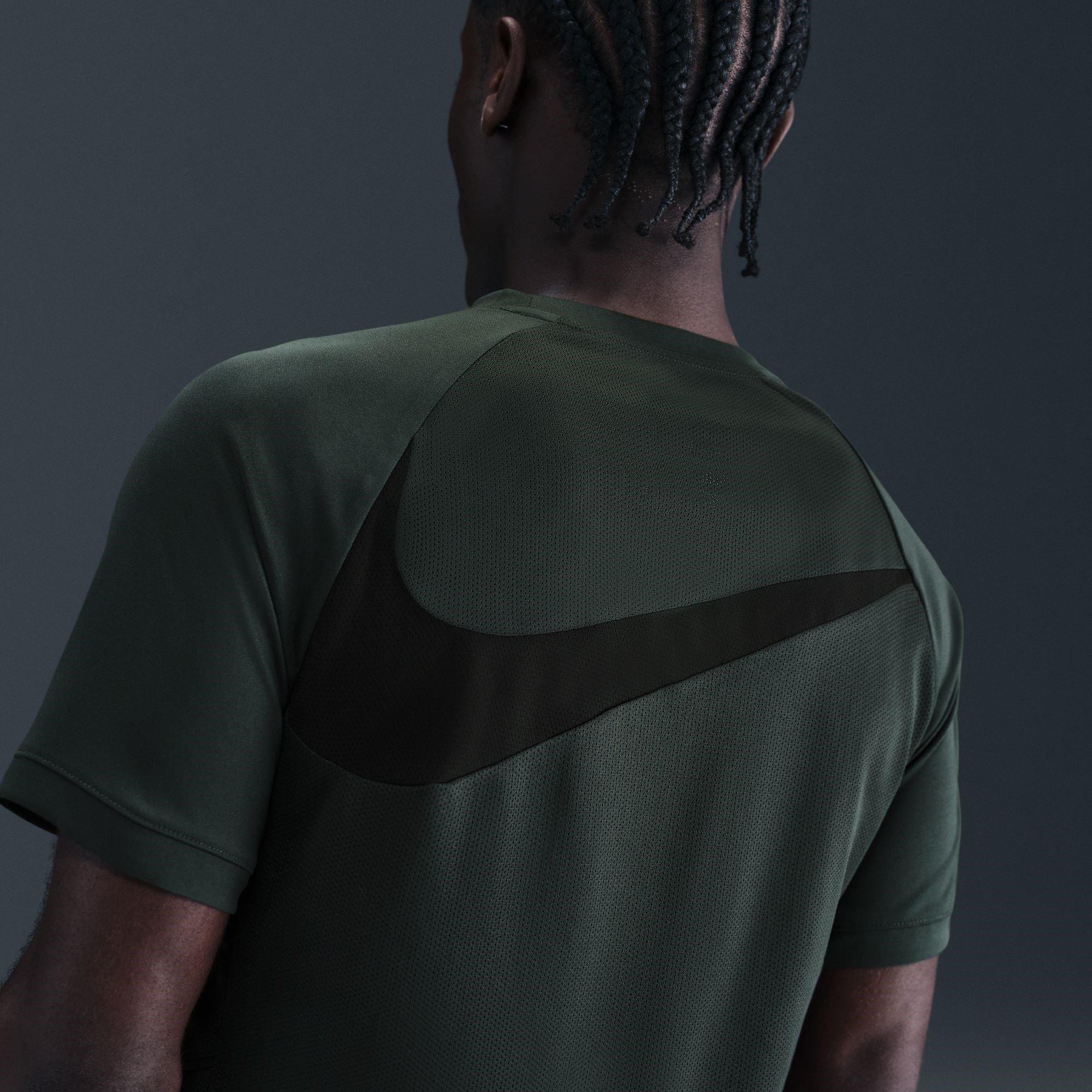 Zeewier - Nike - Acad Cntr LogoT Sn54 - 9