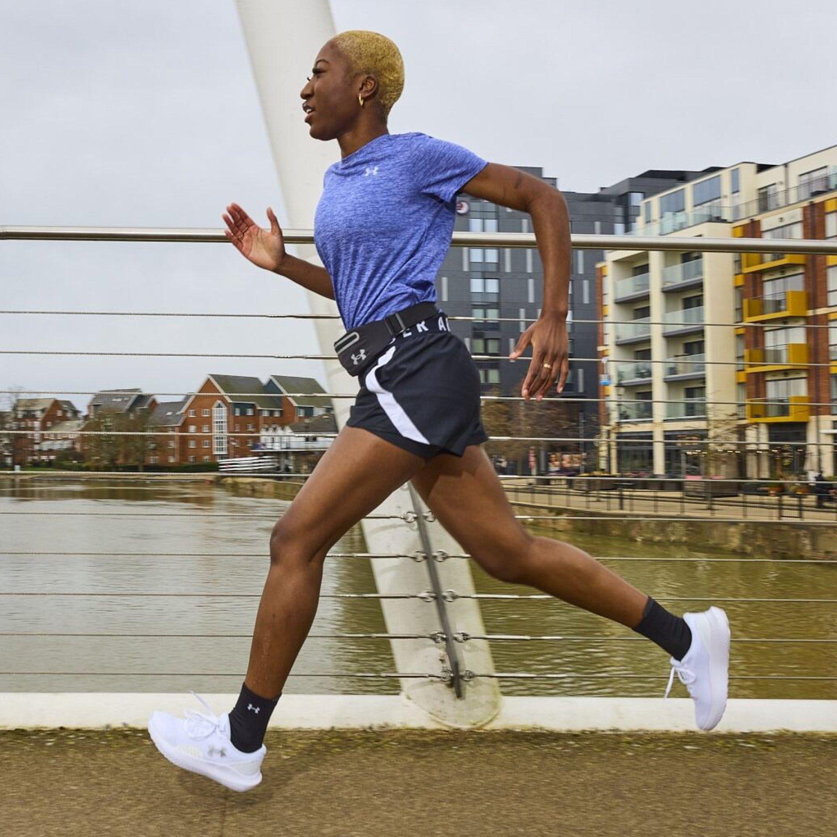 Mujer riendo cerca de la cámara en Under Armour Gear