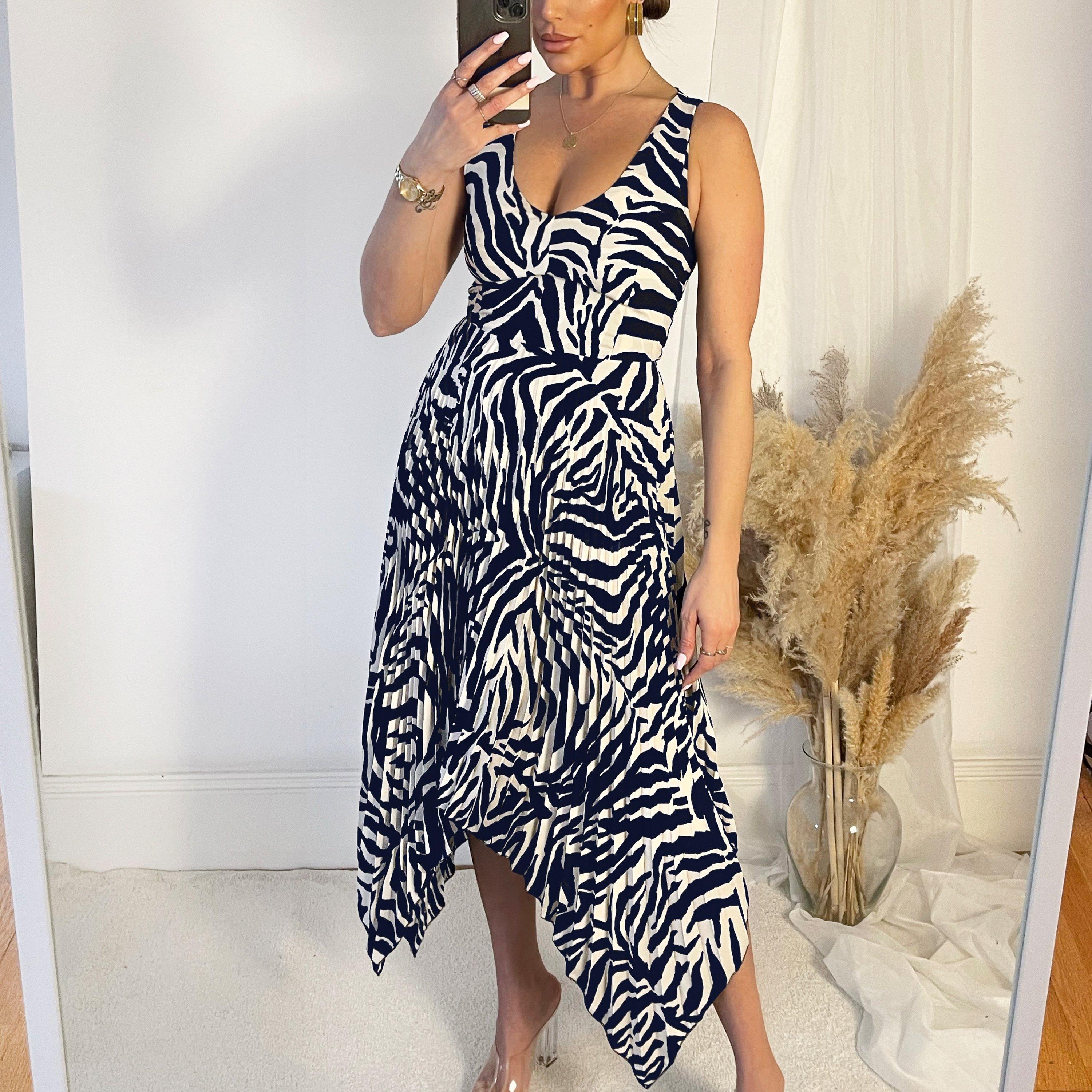 Navy/Cream - AX Paris - V Neck Zag Hem Pleated Midi Dress - 3