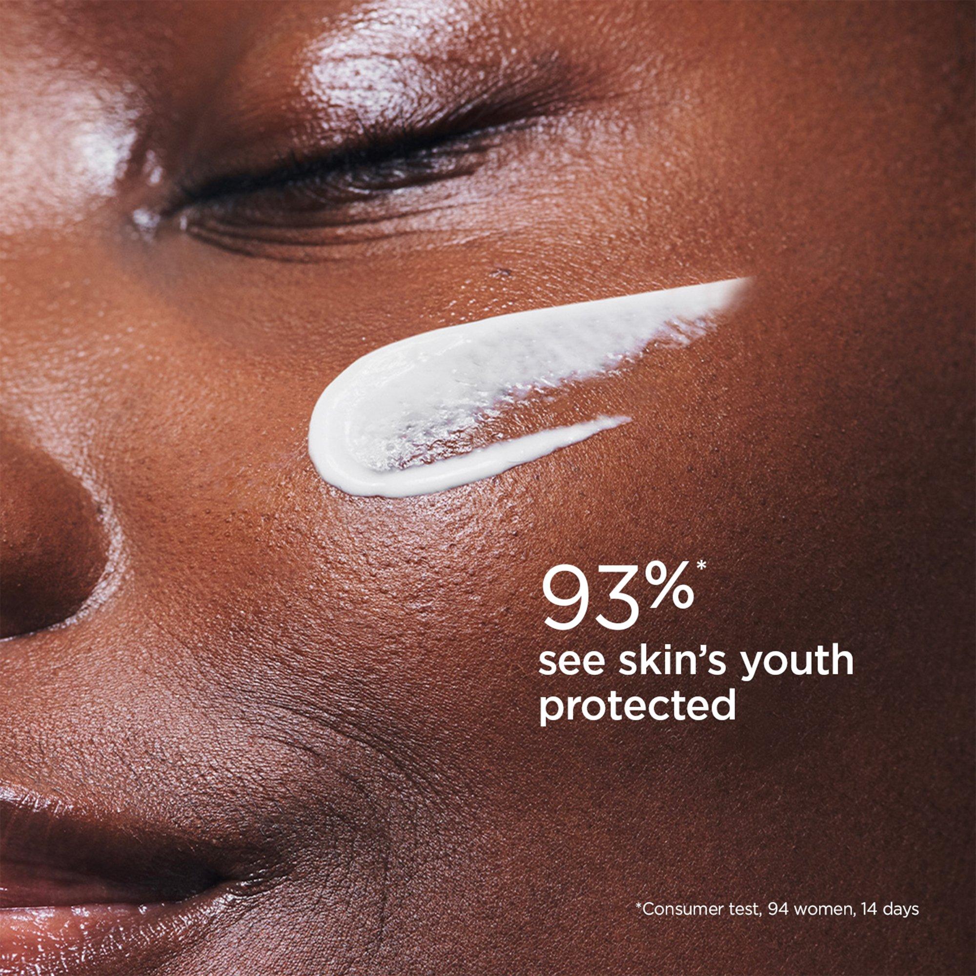 Clear - Clarins - Youth-protecting Sunscreen Very High Protection SPF50 - 3