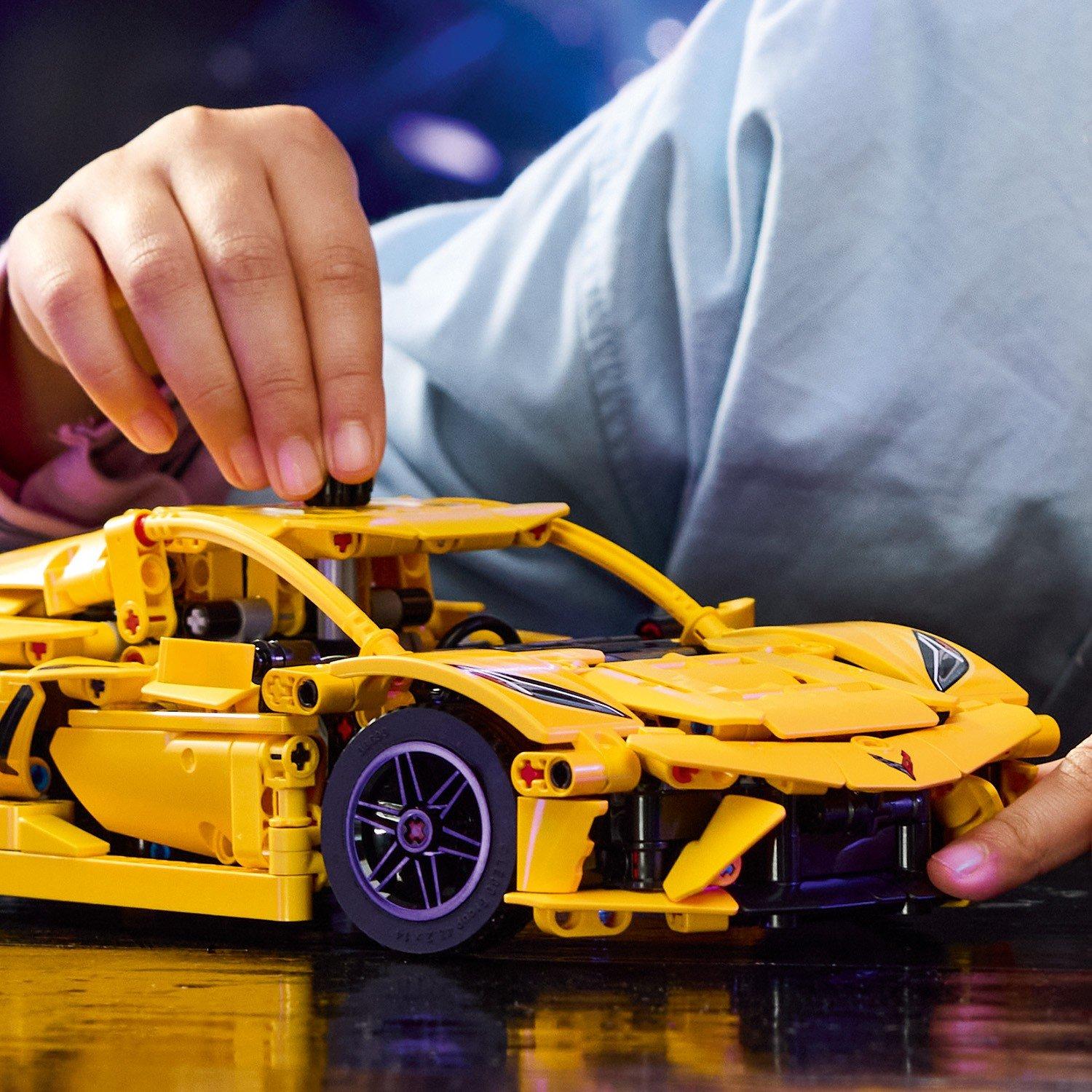 Chev Corvette - LEGO - Technic 42205 Chevrolet Corvette Stingray Set - 13