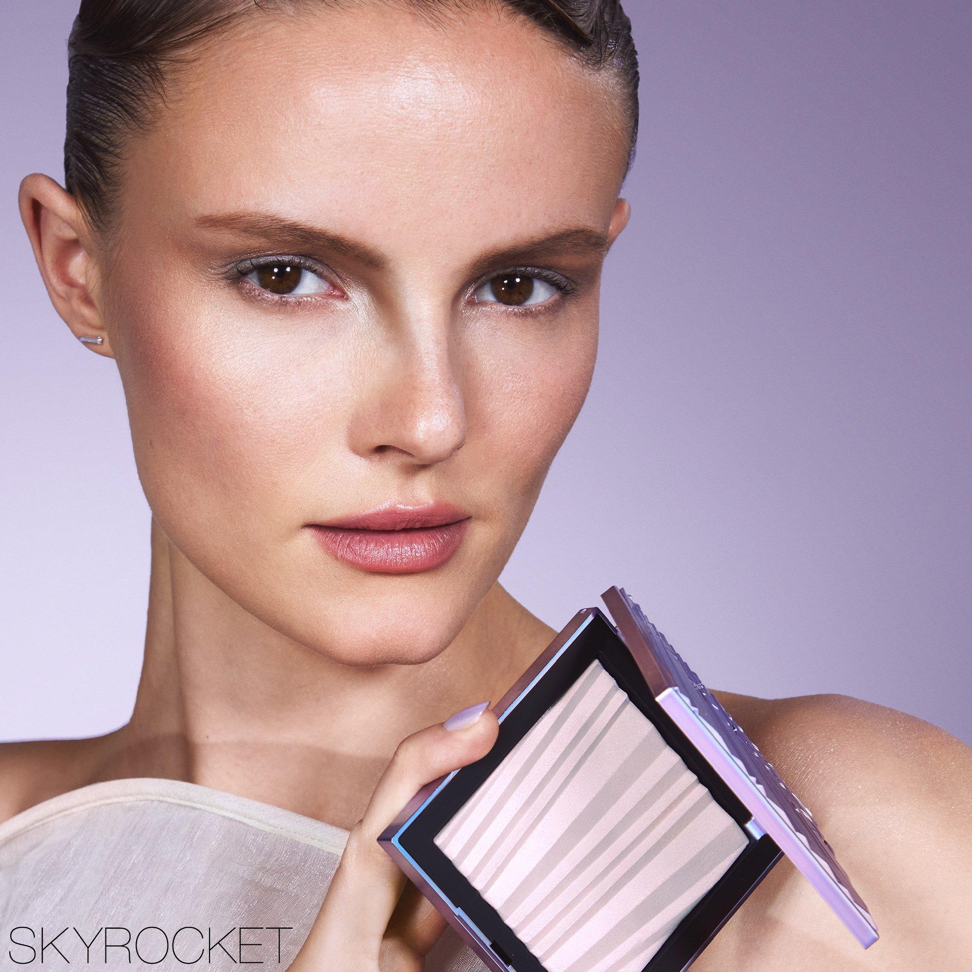 SKYROCKET - Nars - NARS Aura Illuminating Face & Body Powder - Skyrocket - 3