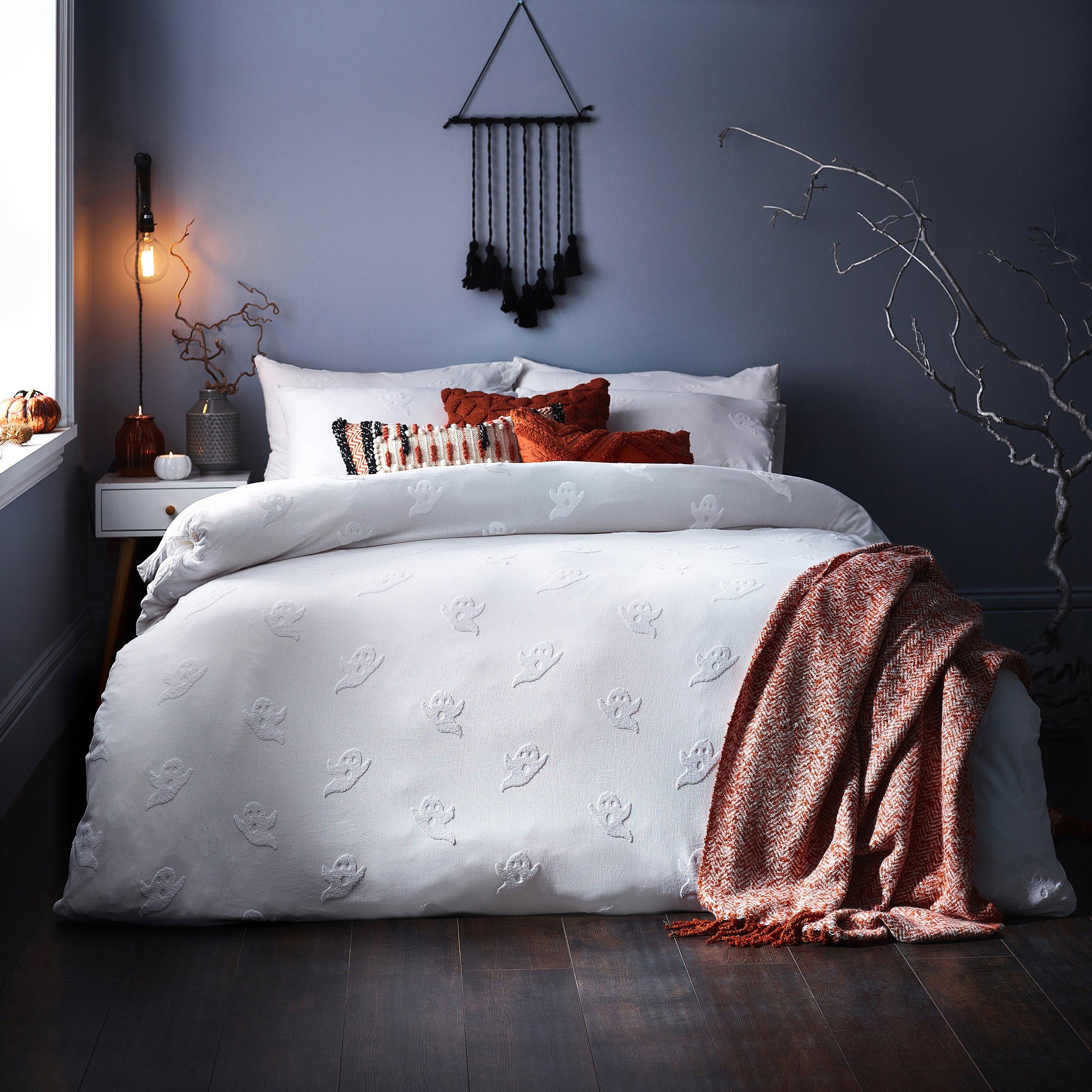 furn. Ghost Tufted Halloween Duvet Set