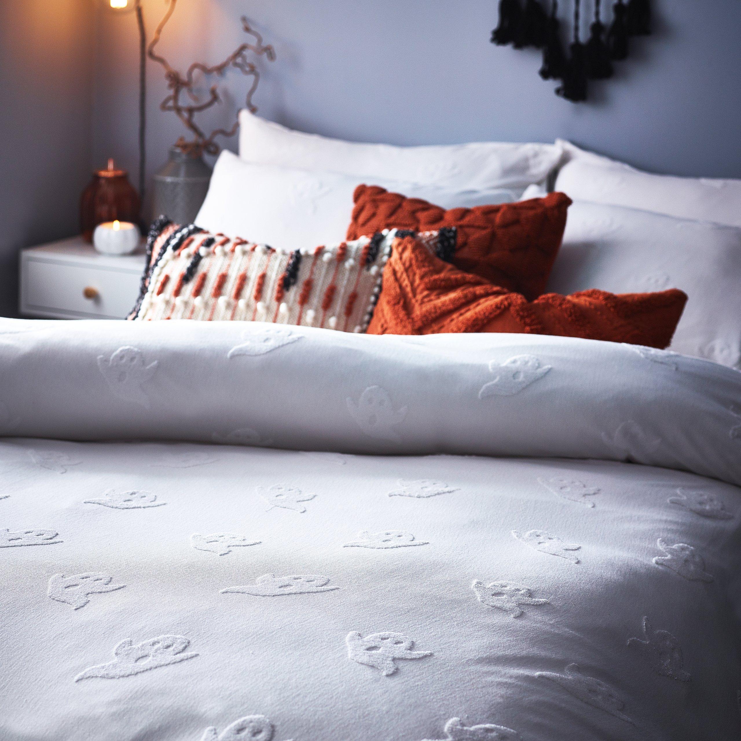 White - furn. - Ghost Tufted Halloween Duvet Set - 3