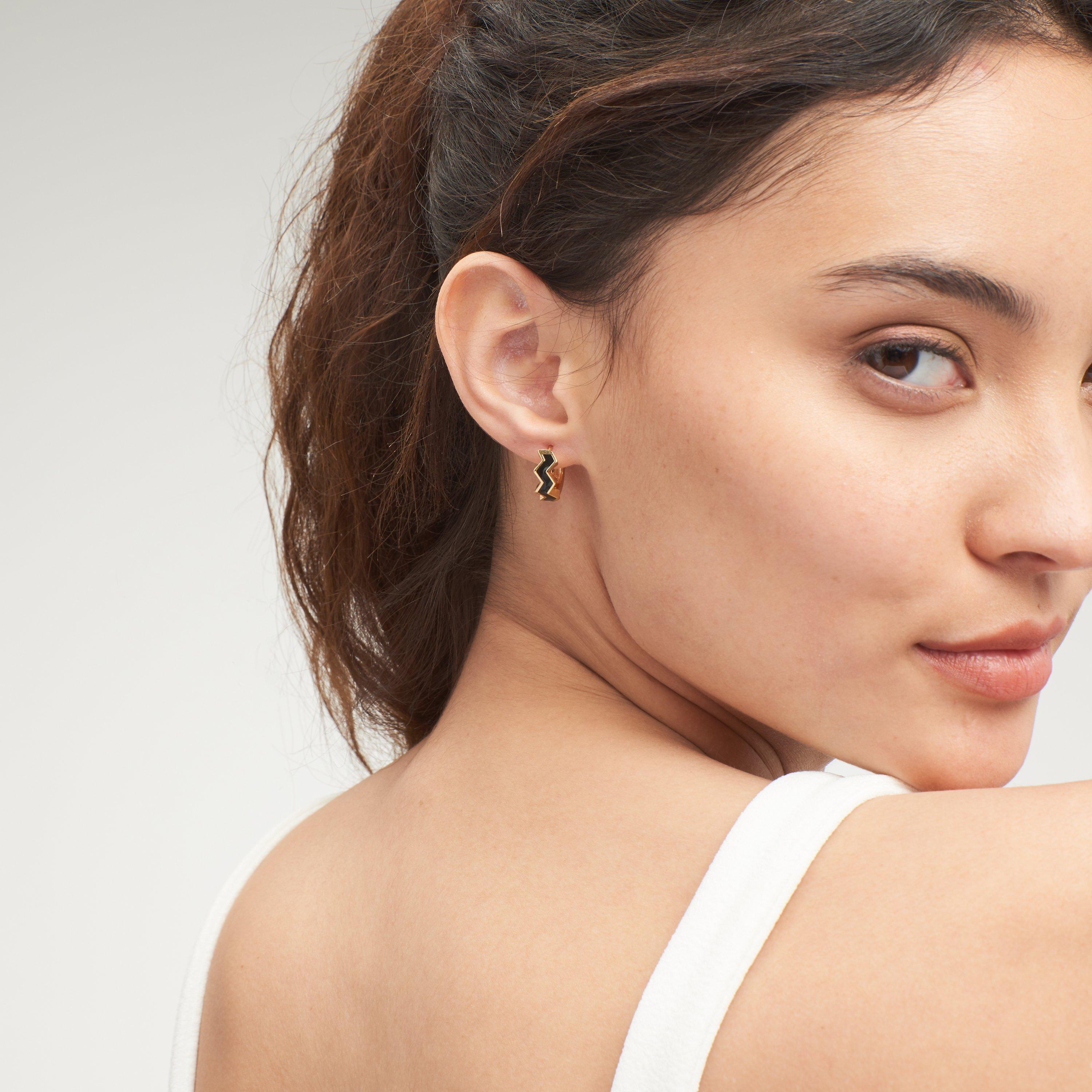 Gold T/Schwarz - All We Are - Women's Oceano Enamel Huggie Earrings - 2