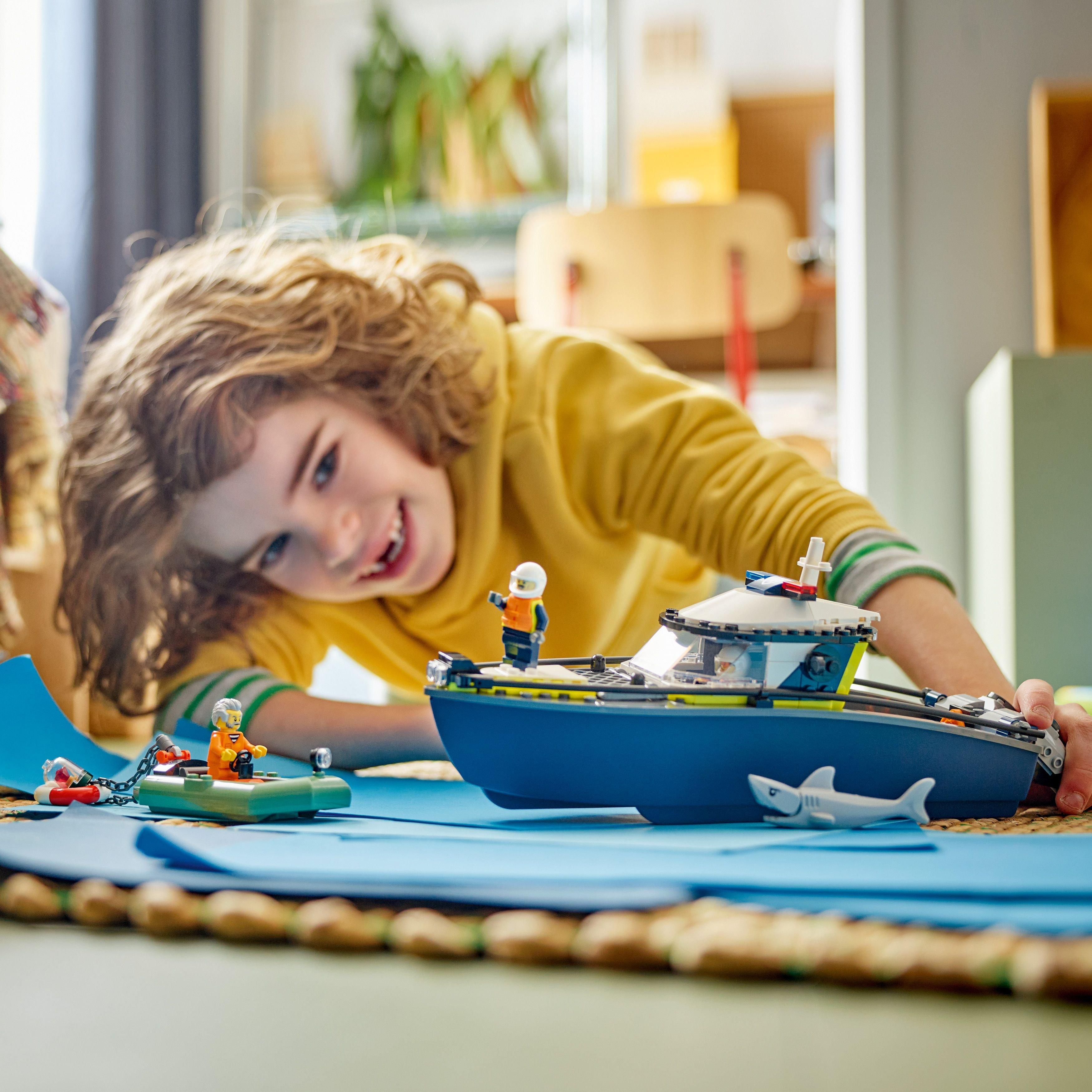 Polizeiboot - LEGO - LEGO® City Police Boat Chase Toy with a Floatable Speedboat and Dinghy 60456 - 3