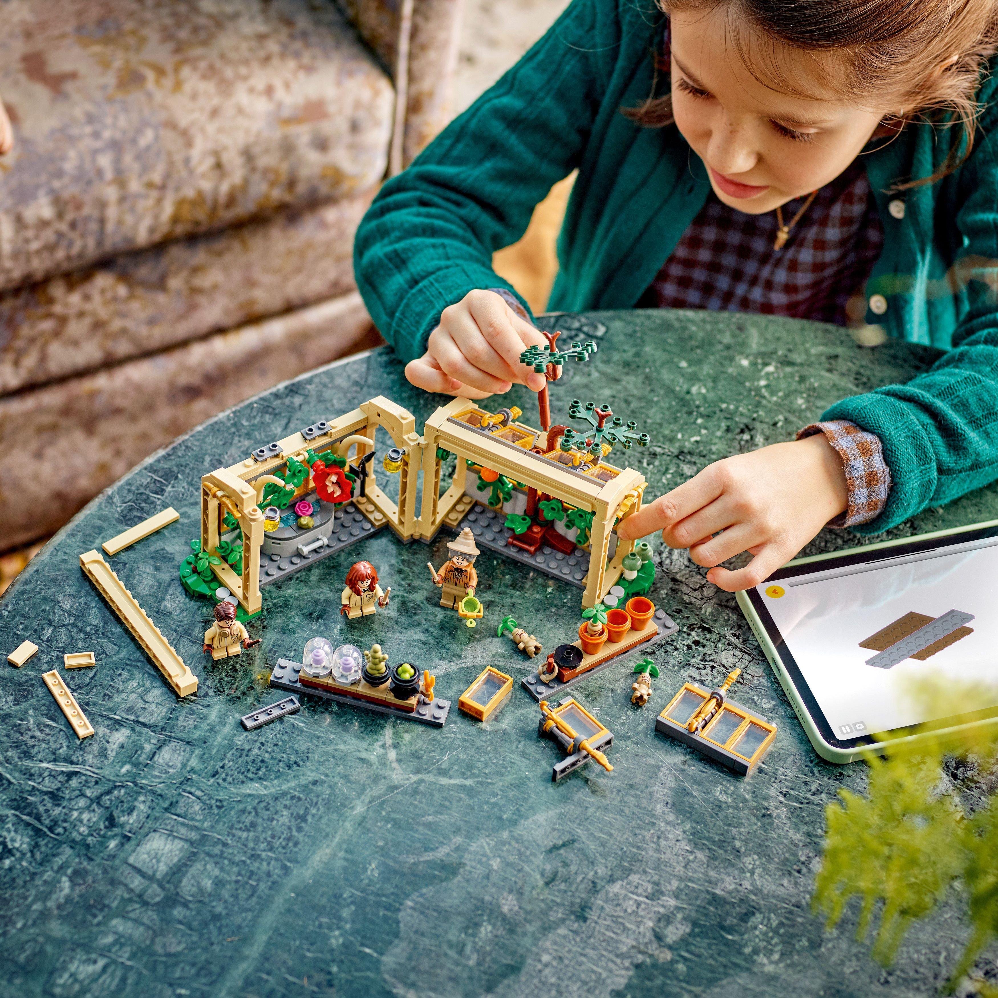 Herbology Class - LEGO - LEGO® Harry Potter™ Hogwarts™ Castle: Herbology Class Wizard Gift 76445 - 2