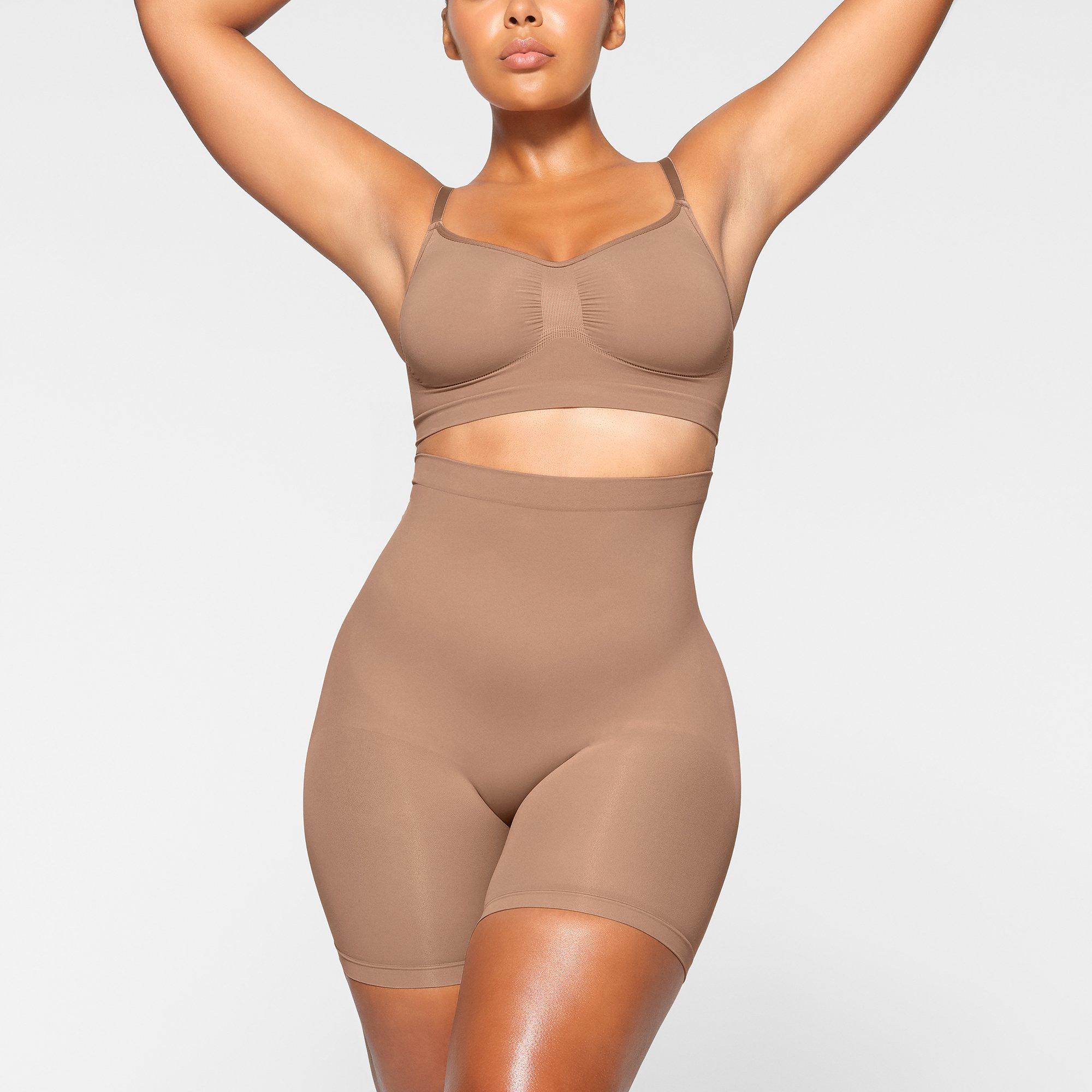 Sienna - SKIMS - Womens Seamless Sculpt Mid-Thigh Shorts - 2