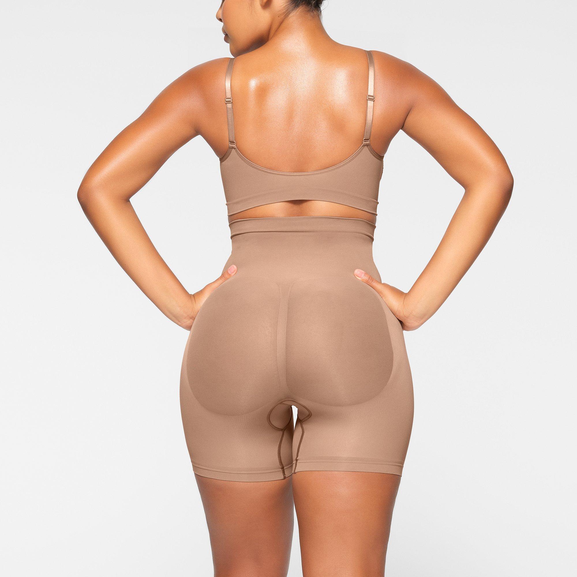 Sienna - SKIMS - Womens Seamless Sculpt Mid-Thigh Shorts - 3