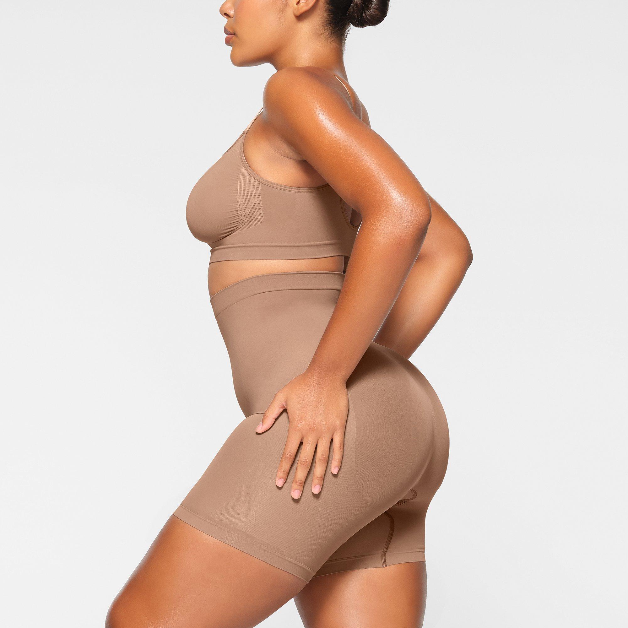Sienna - SKIMS - Womens Seamless Sculpt Mid-Thigh Shorts - 4