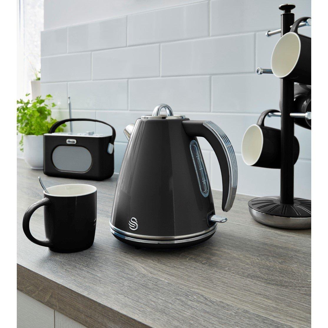 Swan | 1.5 Litre Retro Jug Kettle - Black | Kettles | FRASERS