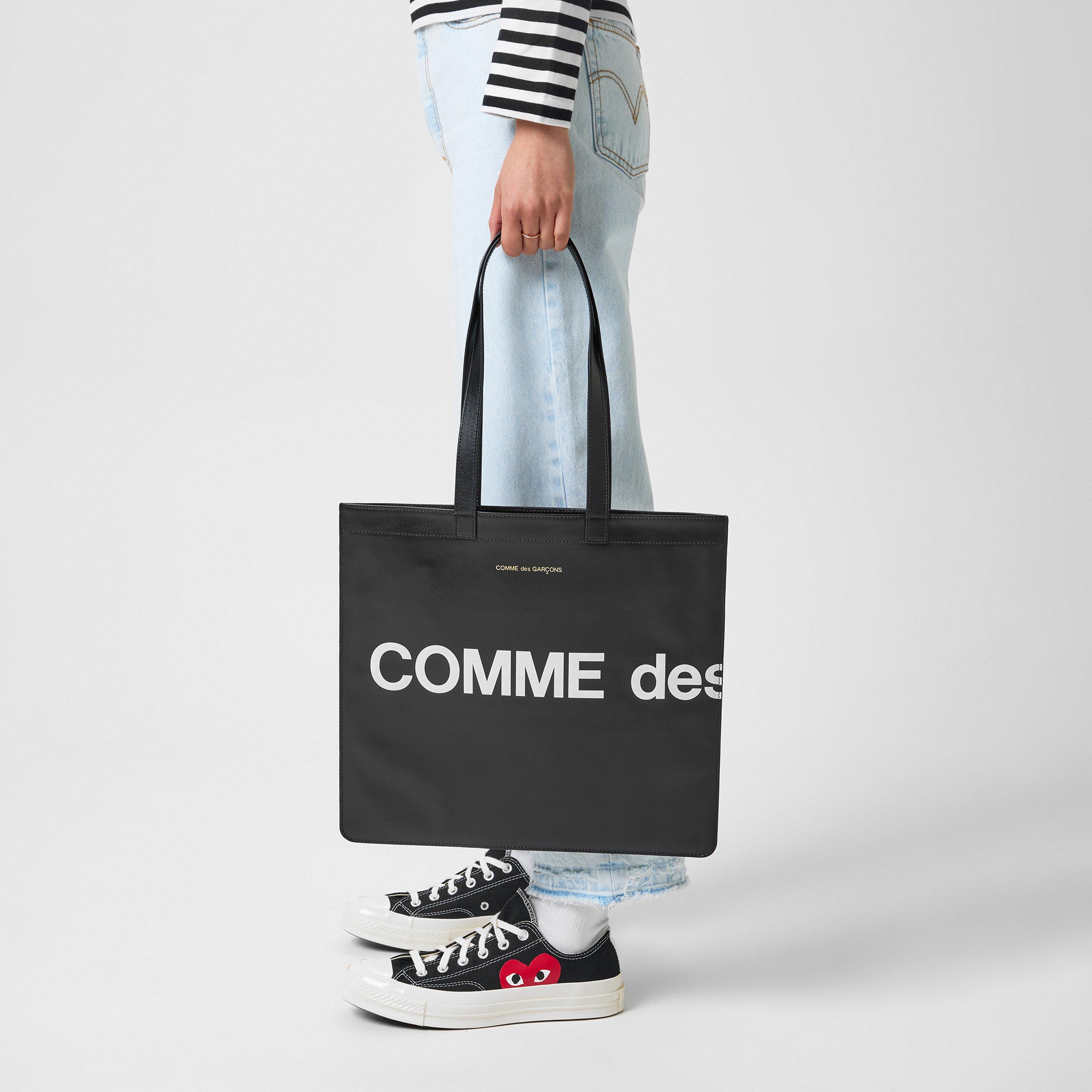 Comme des Garcons hugeロゴ レザートートバッグ COMME des GARCONS Huge Logo Tote Bag in Black | FWRD