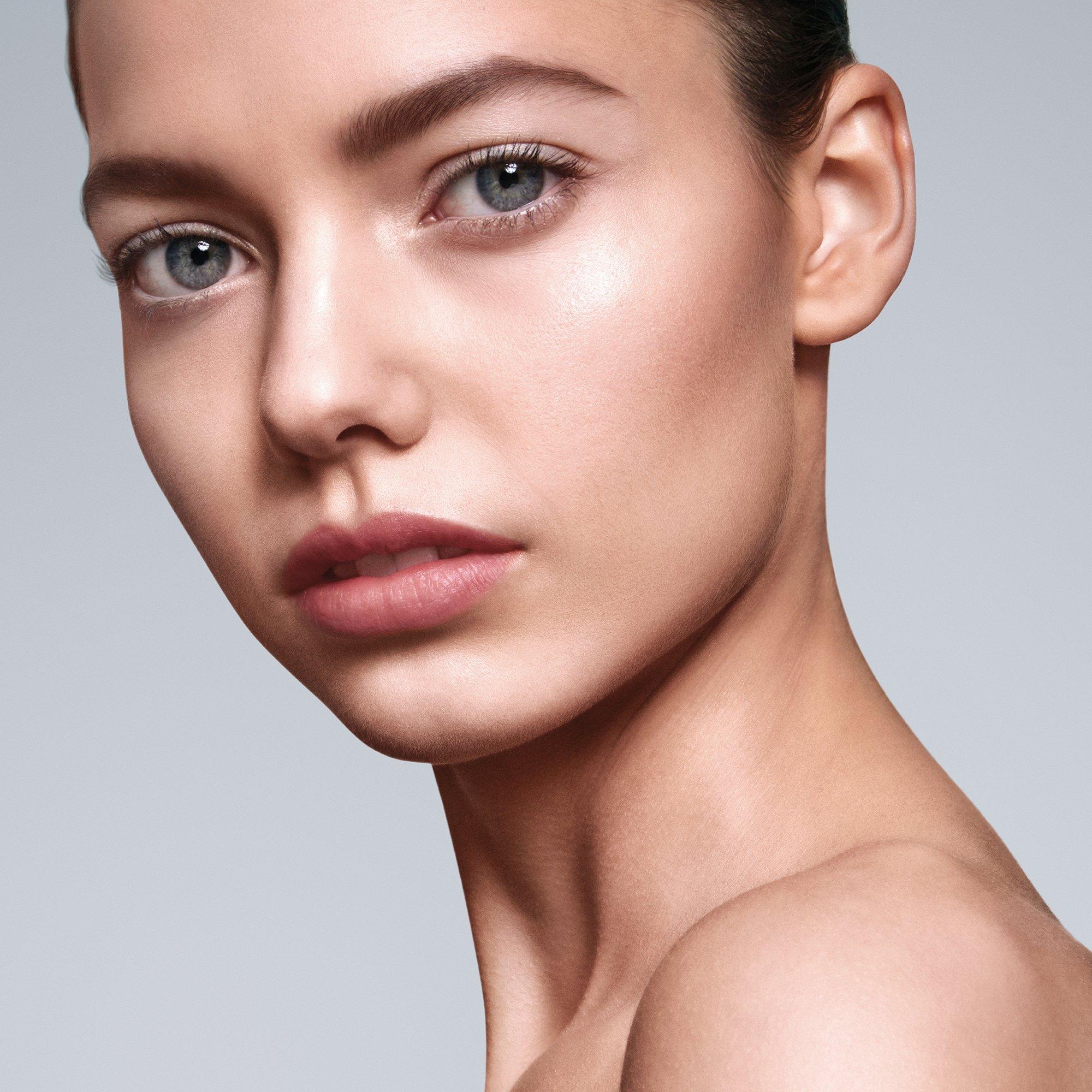 DUSK - Tom Ford Beauty - Shade and Illuminate Soft Radiance Foundation SPF 50 - 3