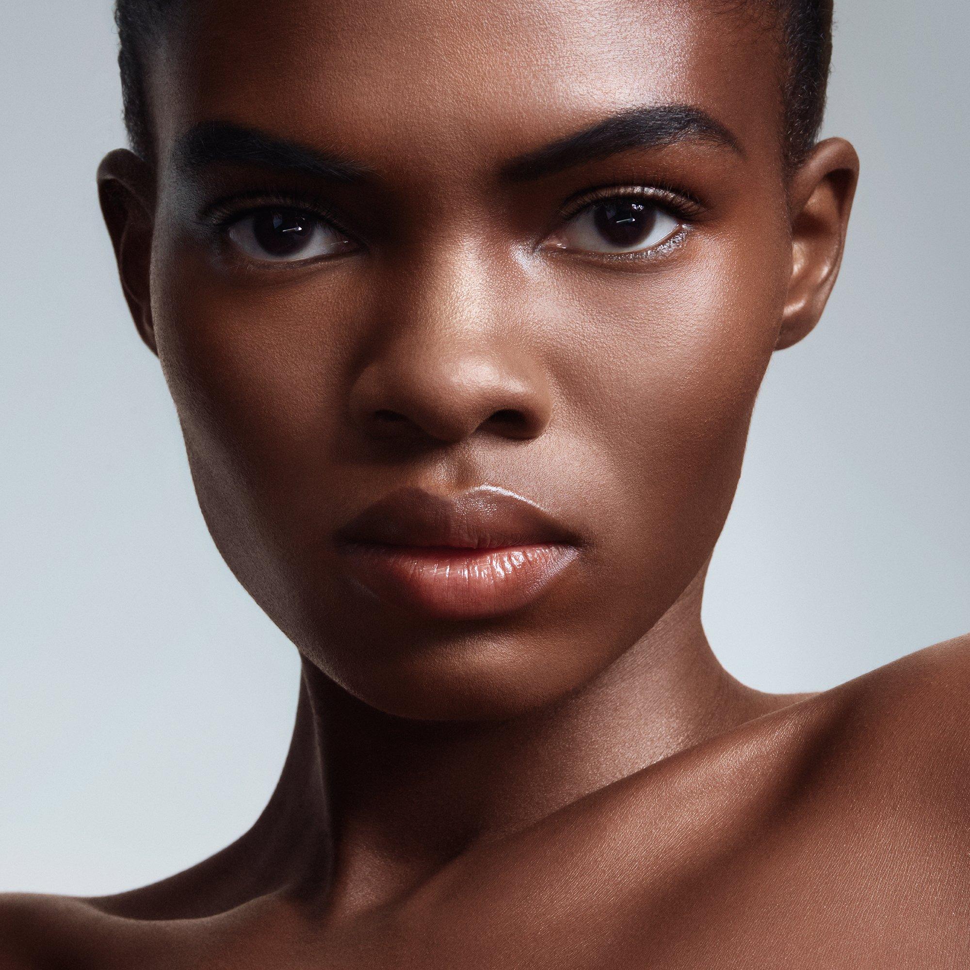 AMBER - Tom Ford Beauty - Shade and Illuminate Soft Radiance Foundation SPF 50 - 5