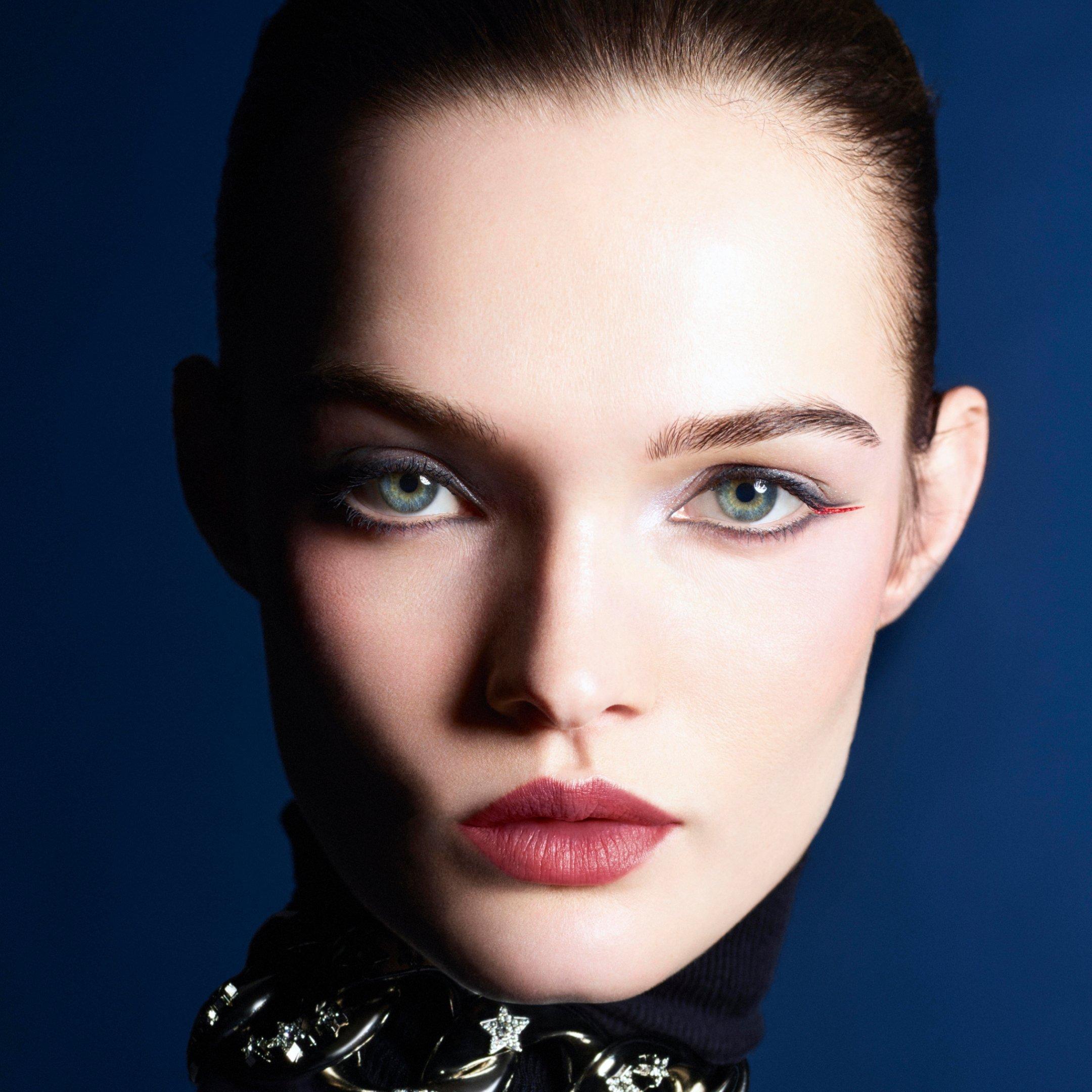 Rouge Vie - CHANEL - ROUGE ALLURE VELVET LUMINOUS MATTE LIP COLOUR ABSTRAIT - 3