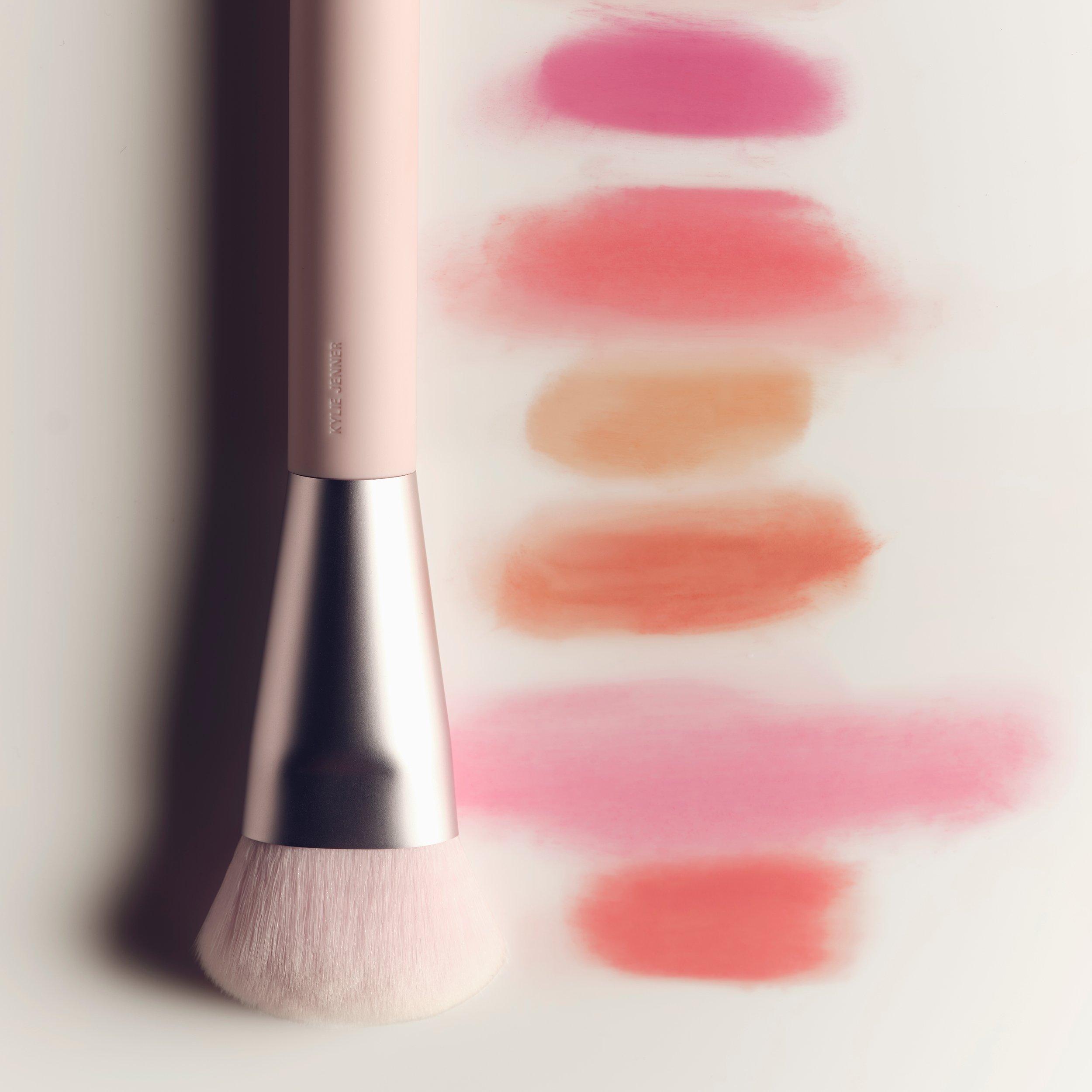 Clear - Kylie Cosmetics - Kylie Cosmetics Blush Brush - 2