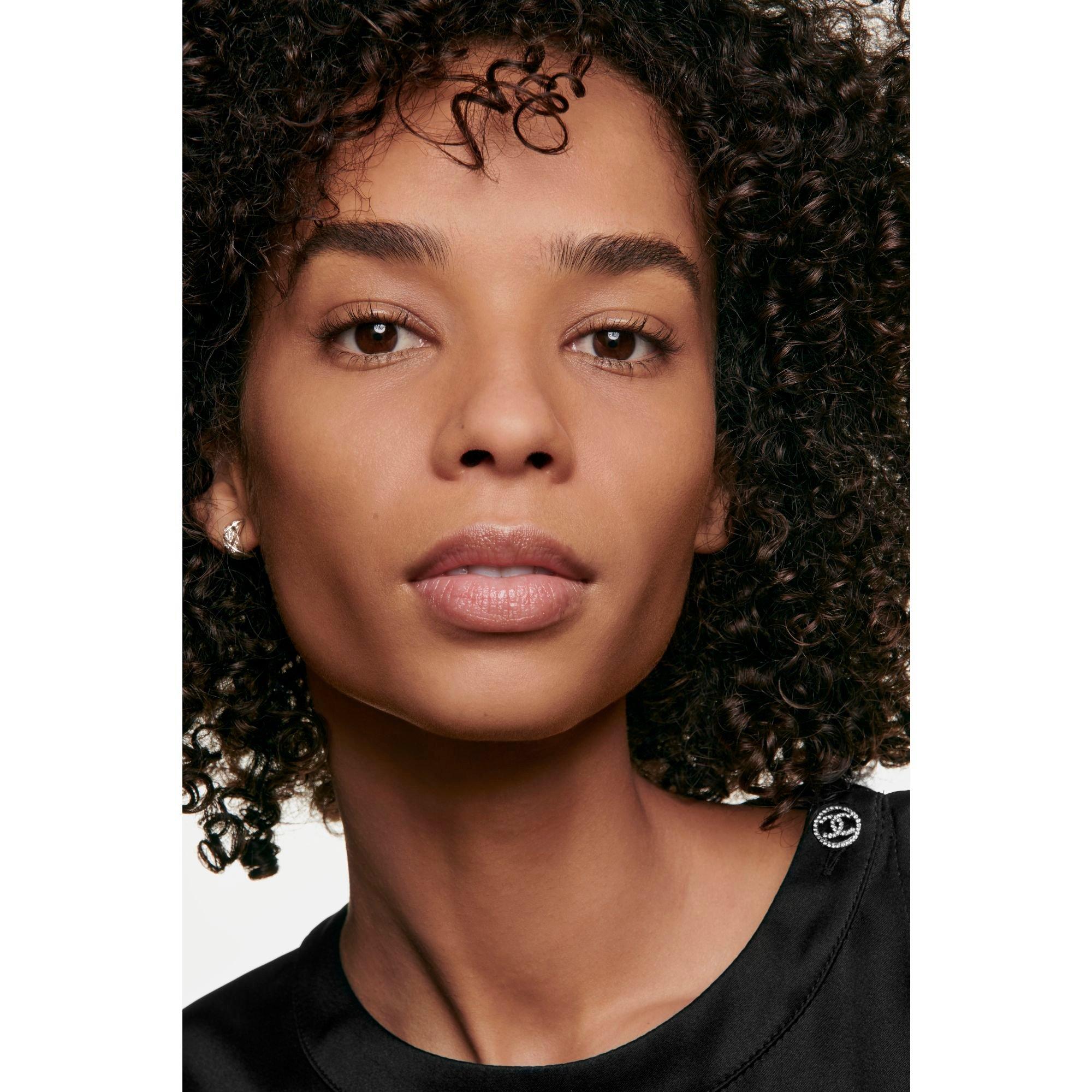 B70 - CHANEL - ULTRA LE TEINT VELVET BLURRING SMOOTH-EFFECT FOUNDATION. VELVET MATTE FINISH. - 3