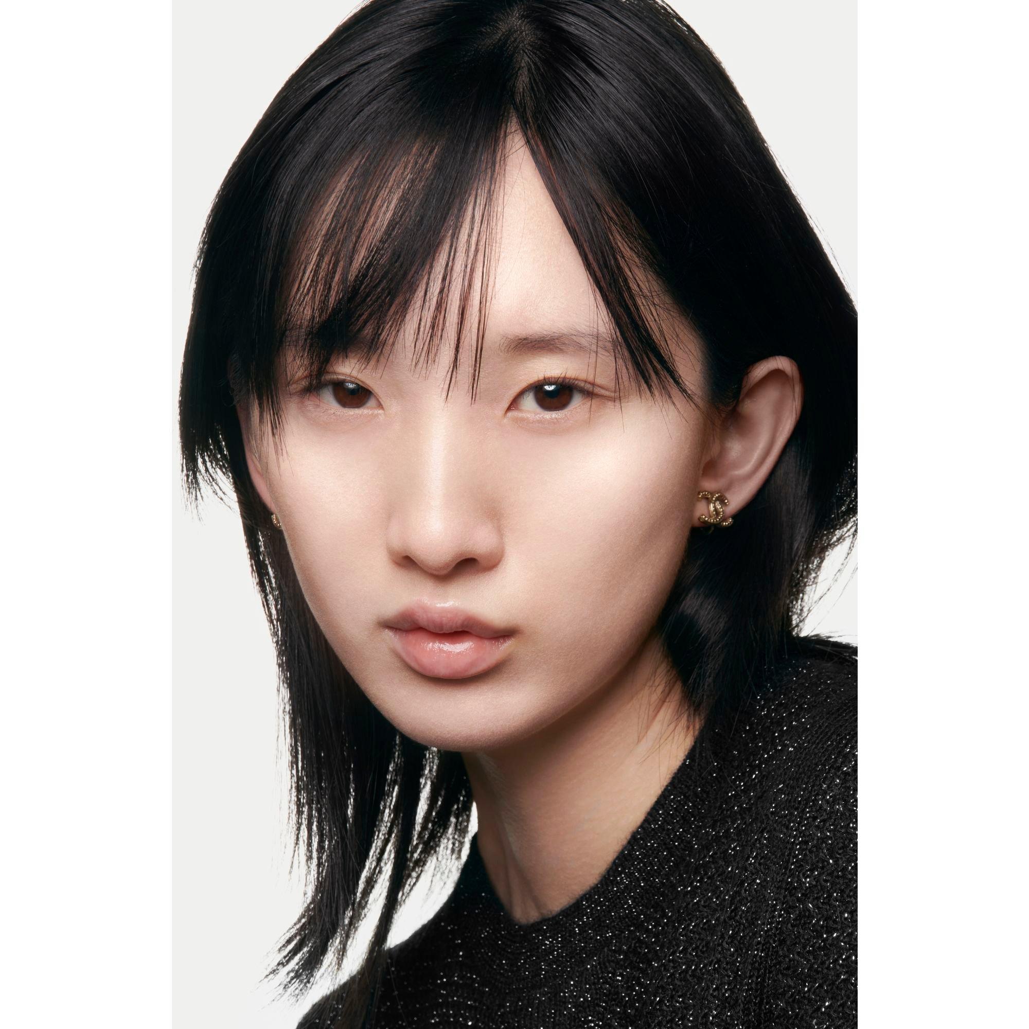 BD01 - CHANEL - N°1 DE CHANEL REVITALIZING FOUNDATION Illuminates - Hydrates - Protects - 4