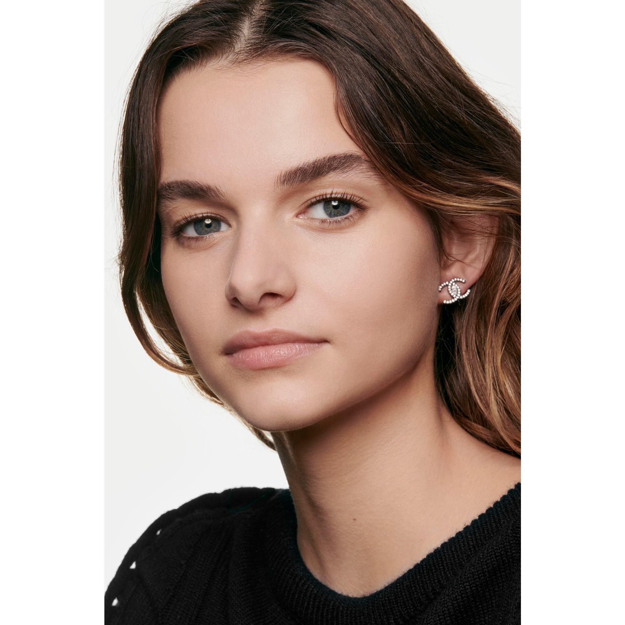B20 - CHANEL - ULTRA LE TEINT FLUIDE Ultrawear - All-Day Comfort - Flawless Finish Foundation - 4