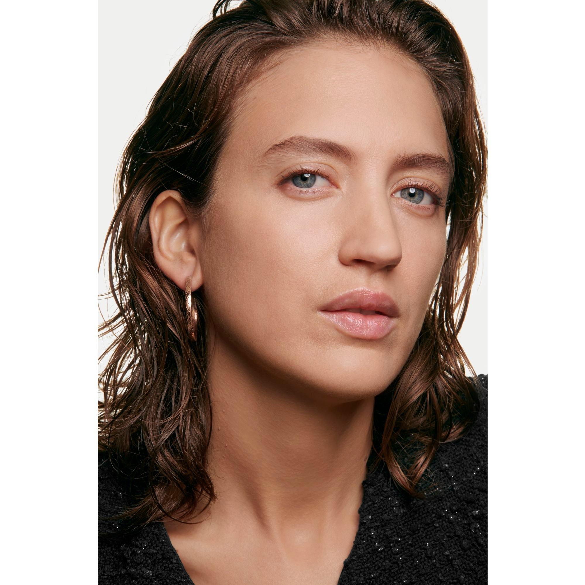 B40 - CHANEL - ULTRA LE TEINT FLUIDE Ultrawear - All-Day Comfort - Flawless Finish Foundation - 4