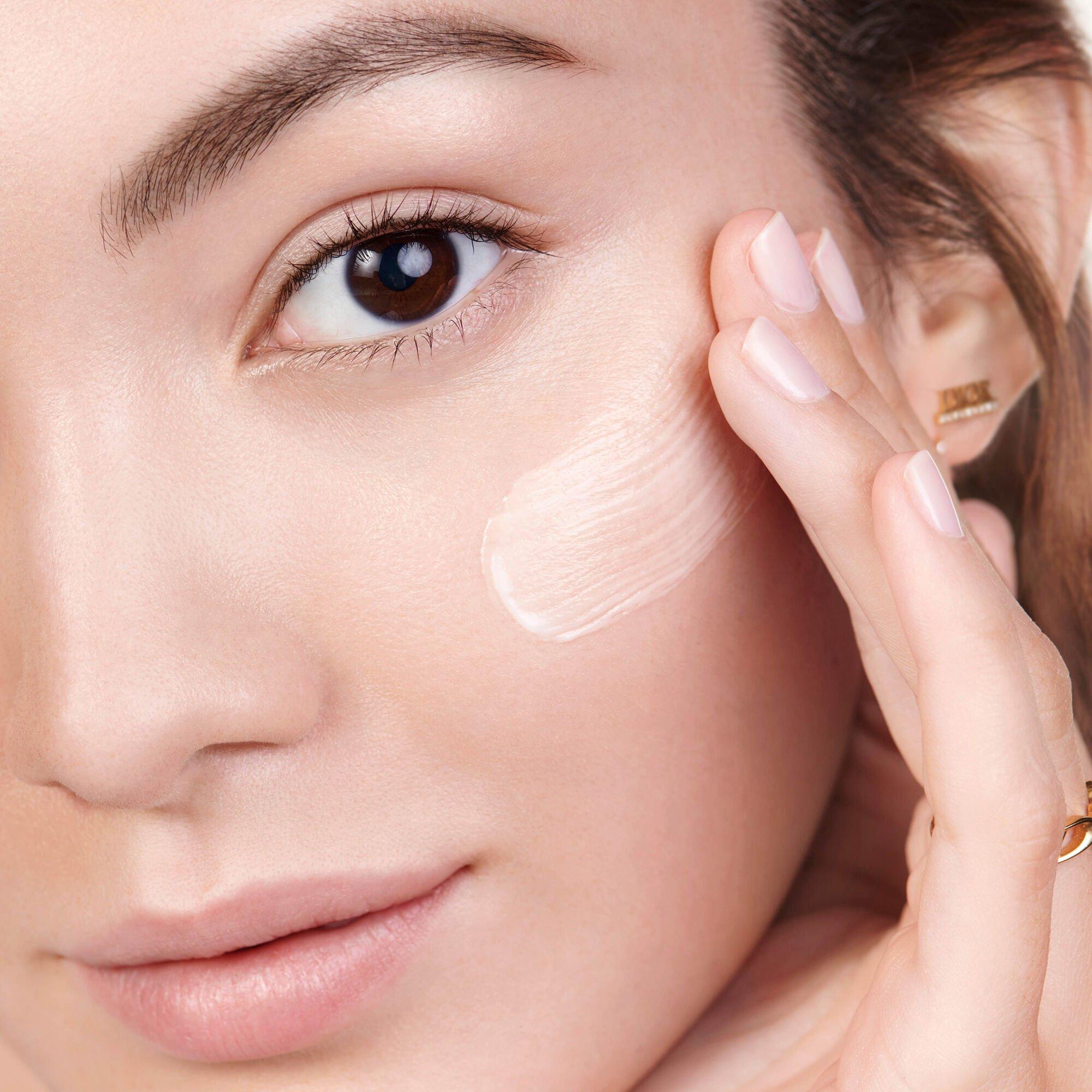 Clear - DIOR - Dior Prestige Light-in-White L'Émulsion Lumière - 4