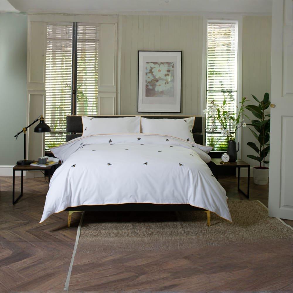 The Lyndon Company  Bees Duvet Cover - White - Super King
