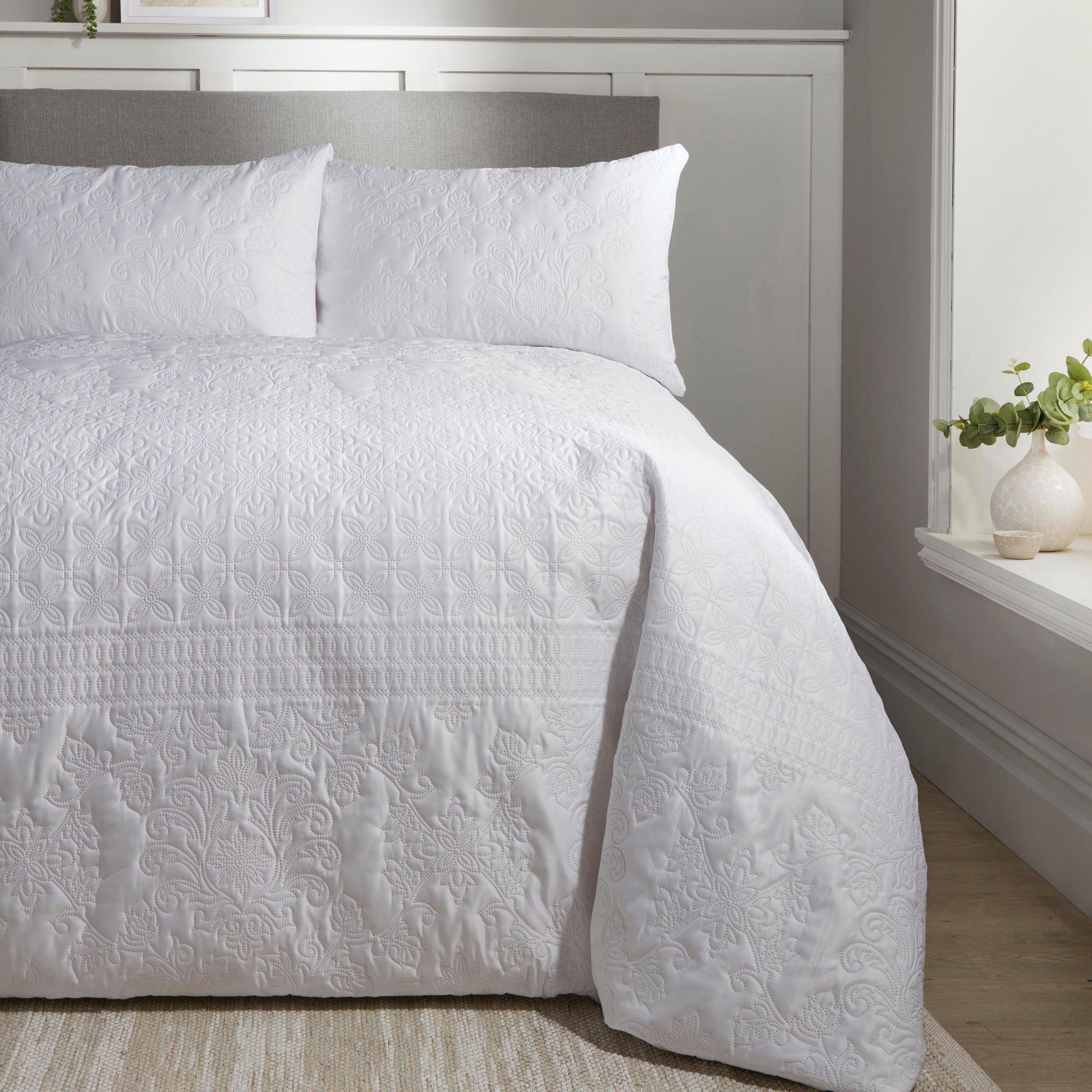 Serene Home  Avery Pinsonic Damask Duvet Cover Set In White - Single