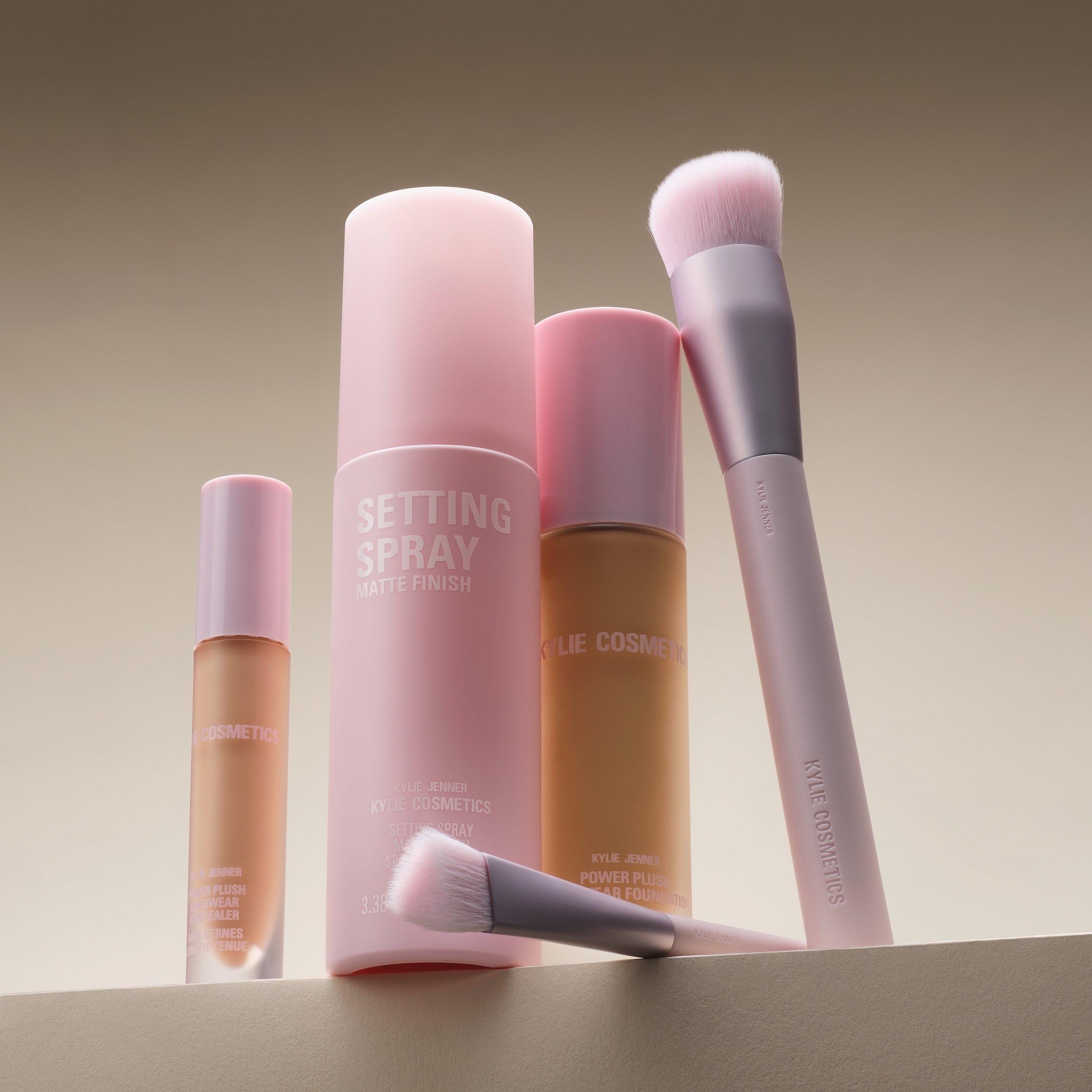 4.5W - Kylie Cosmetics - Power Plush Longwear Foundation - 9