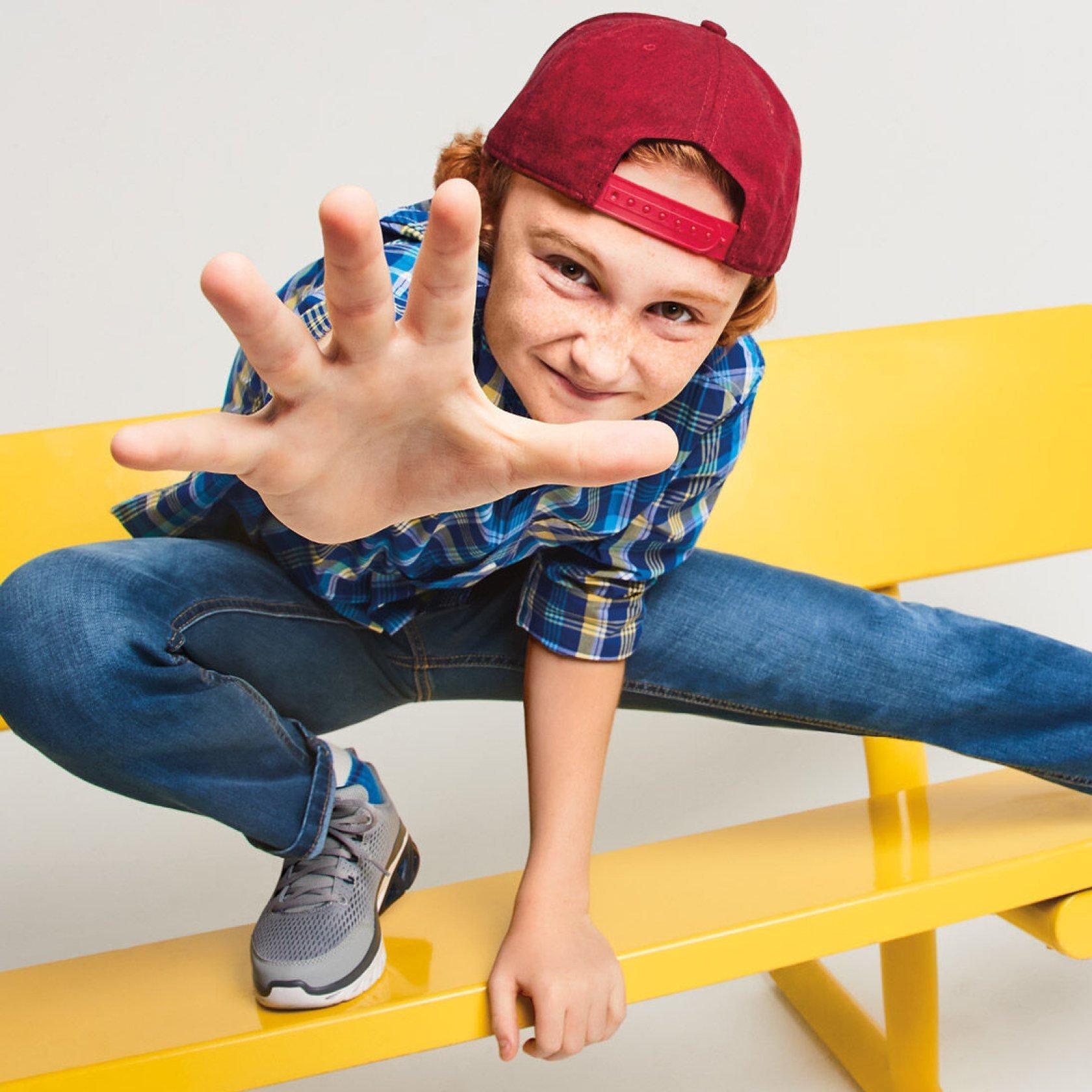 Niño pateando el aire con zapatos Skechers