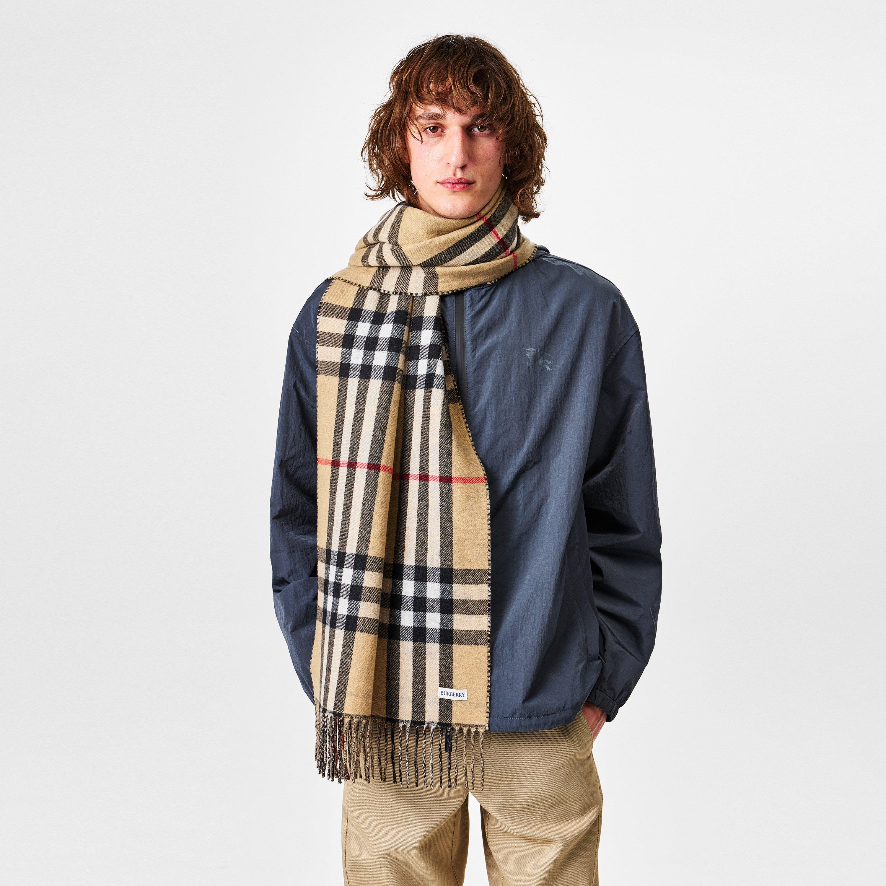 【BURBERRY】REVERSIBLE SCARF Reversible Check Cashmere Scarf in Black/calico | Burberry
