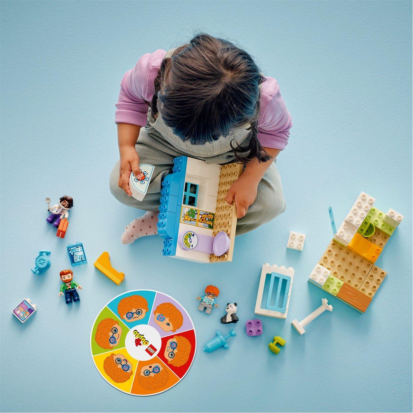 Cidade DUPLO - LEGO - LEGO DUPLO 10449 First Time: Visit to the Doctor Set - 2