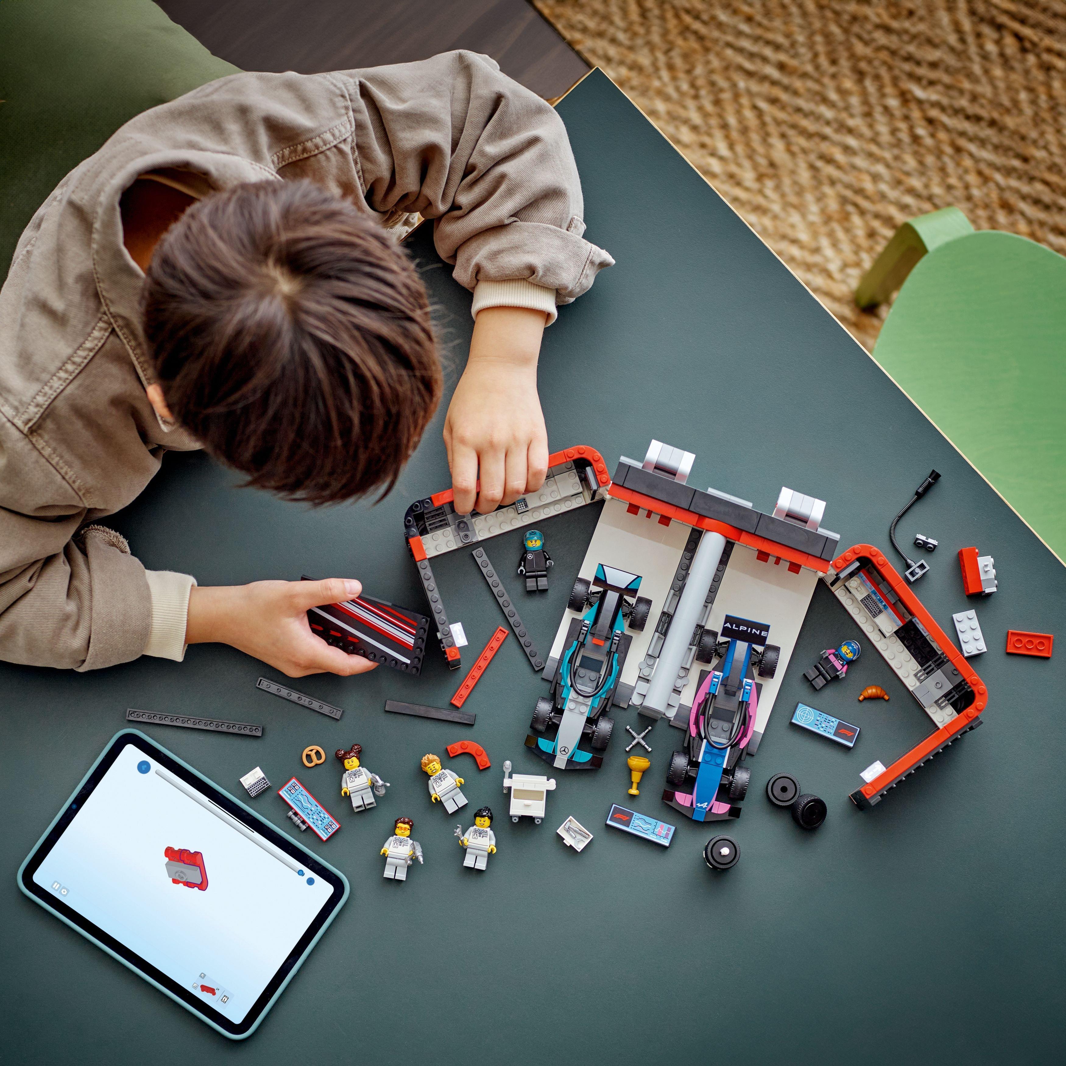 City Alicia - LEGO - LEGO City 60444 F1 Garage & Mercedes-AMG & Alpine Cars - 2